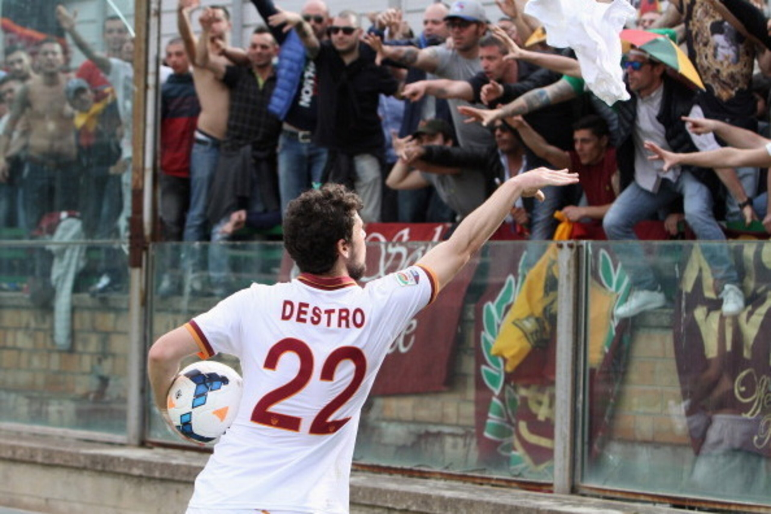 CAGLIARI, ITALY - APRIL 06: Mattia Destro of Roma throws the shirt to supporters during the Serie A match between Cagliari Calcio and AS Roma at Stadio Sant'Elia on April 6, 2014 in Cagliari, Italy.  (Photo by Enrico Locci/Getty Images)