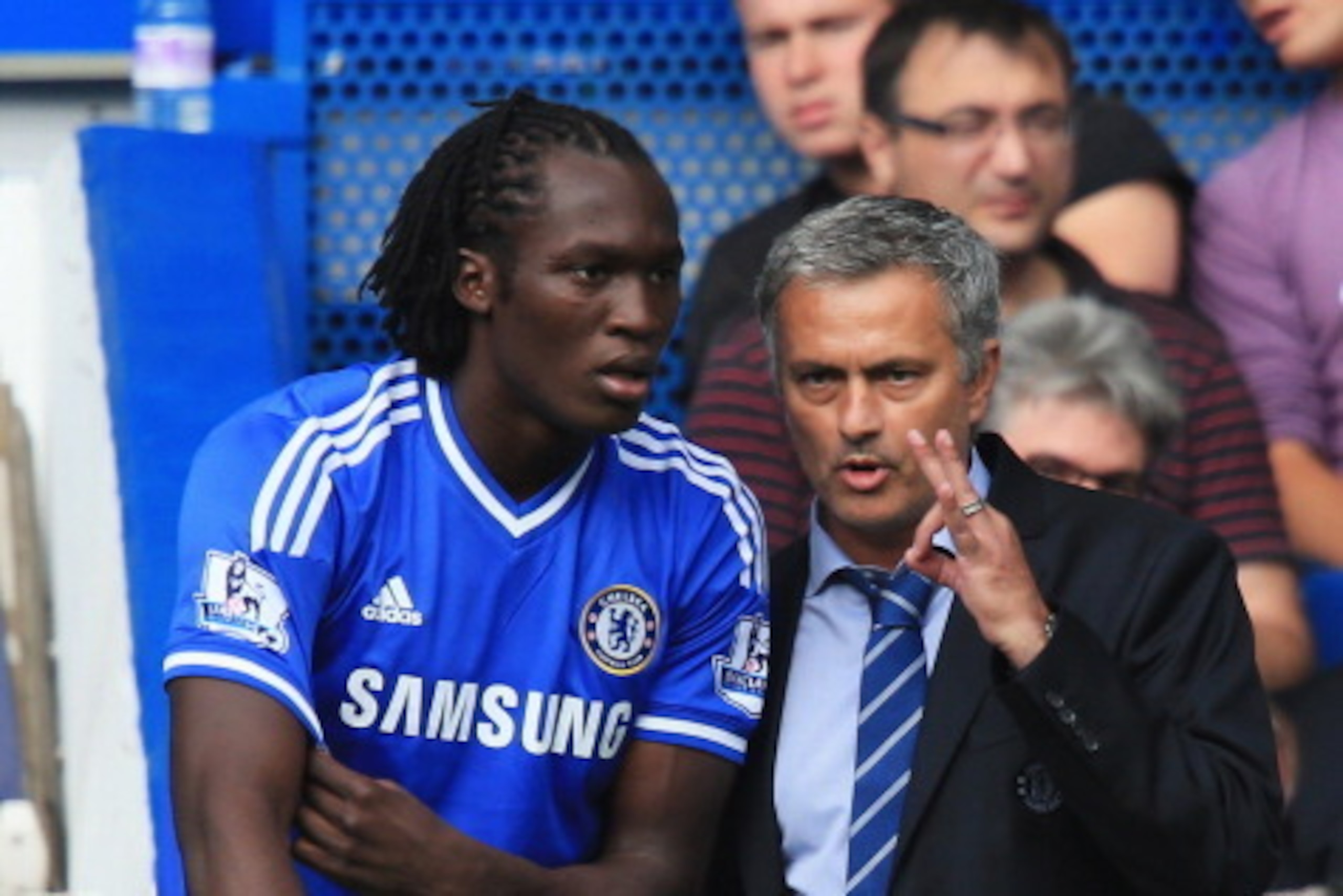 LONDON, ENGLAND - AUGUST 18:  Chelsea manager Jose Mourinho talks to substitute Romelu Lukaku of Chelsea during the Barclays Premier League match between Chelsea and Hull City at Stamford Bridge on August 18, 2013 in London, England.  (Photo by Richard He