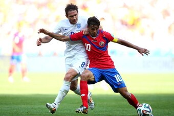 BELO HORIZONTE, BRAZIL - JUNE 24:  Bryan Ruiz of Costa Rica holds off a challenge by Frank Lampard of England during the 2014 FIFA World Cup Brazil Group D match between Costa Rica and England at Estadio Mineirao on June 24, 2014 in Belo Horizonte, Brazil