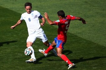 BELO HORIZONTE, BRAZIL - JUNE 24: Frank Lampard of England is challenged by Celso Borges of Costa Rica during the 2014 FIFA World Cup Brazil Group D match between Costa Rica and England at Estadio Mineirao on June 24, 2014 in Belo Horizonte, Brazil.  (Pho