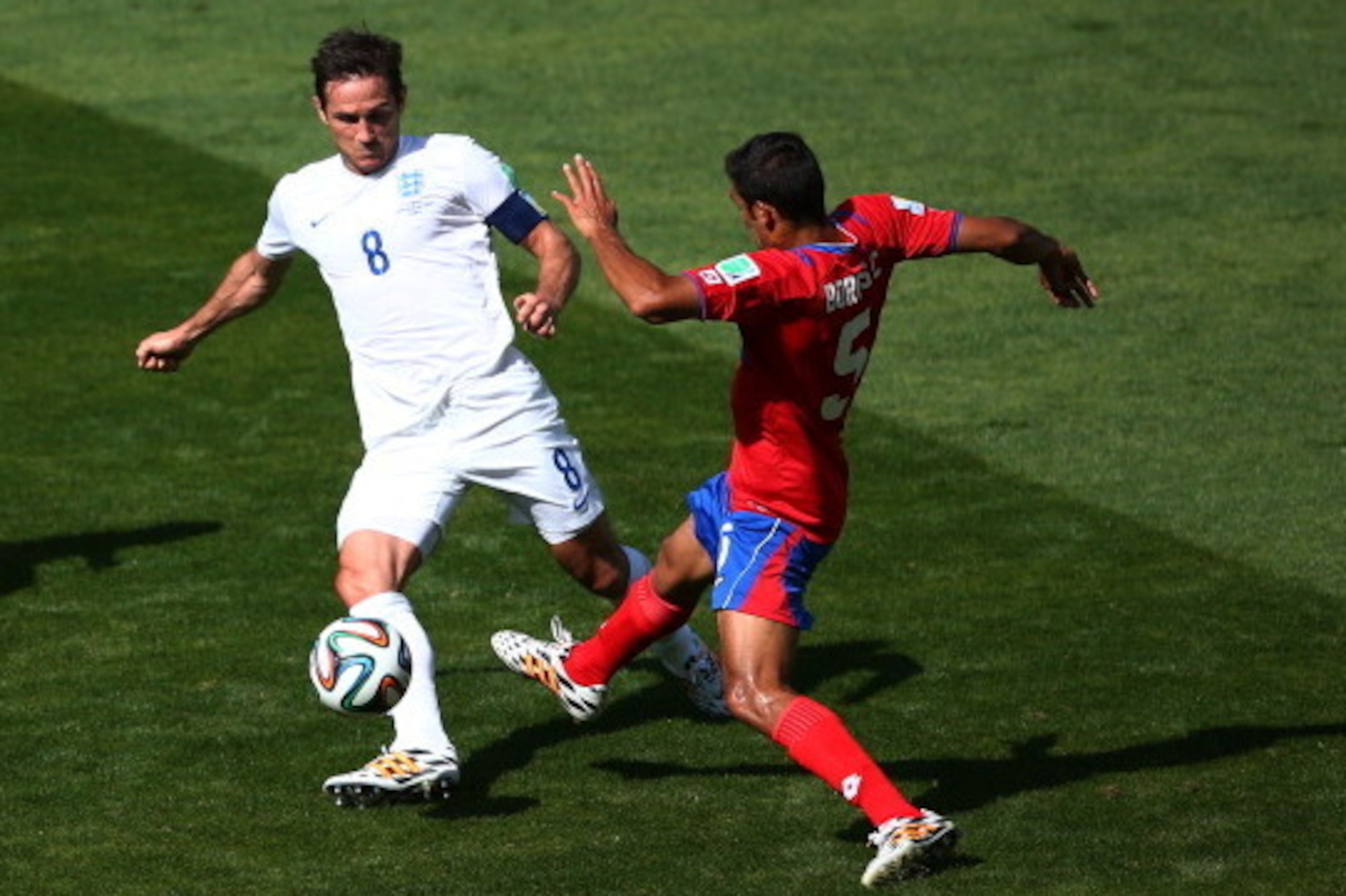 BELO HORIZONTE, BRAZIL - JUNE 24: Frank Lampard of England is challenged by Celso Borges of Costa Rica during the 2014 FIFA World Cup Brazil Group D match between Costa Rica and England at Estadio Mineirao on June 24, 2014 in Belo Horizonte, Brazil.  (Pho