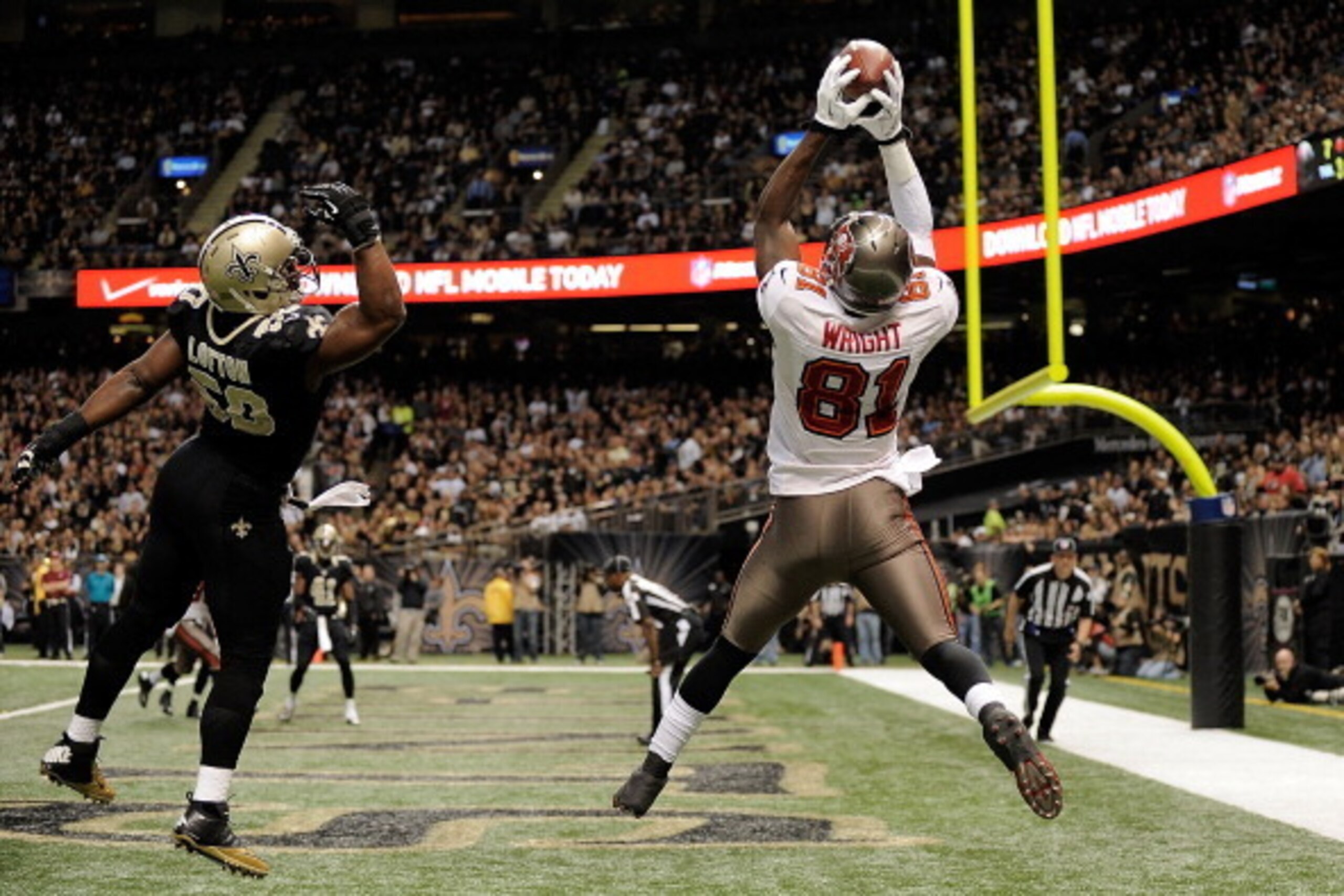NEW ORLEANS, LA - DECEMBER 29:  Tim Wright #81 of the Tampa Bay Buccaneers catches a touchdown pass in front of Curtis Lofton #50 of the New Orleans Saints during a game at the Mercedes-Benz Superdome on December 29, 2013 in New Orleans, Louisiana.  (Phot