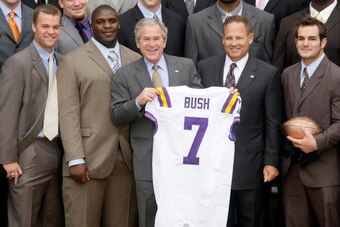 WASHINGTON - APRIL 07:  U.S. President George W. Bush (C) poses with members of the Louisiana State University Tigers football team, (L-R) quarterback Matt Flynn, defensive tackle Glenn Dorsey, head coach Les Miles and running back Jacob Hester, after he 