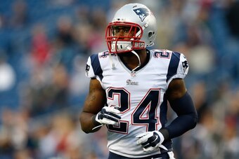 FOXBORO, MA - AUGUST 22:  Darrelle Revis #24 of the New England Patriots runs into position during before a game with the Carolina Panthers at Gillette Stadium on August 22, 2014 in Foxboro, Massachusetts. (Photo by Jim Rogash/Getty Images)
