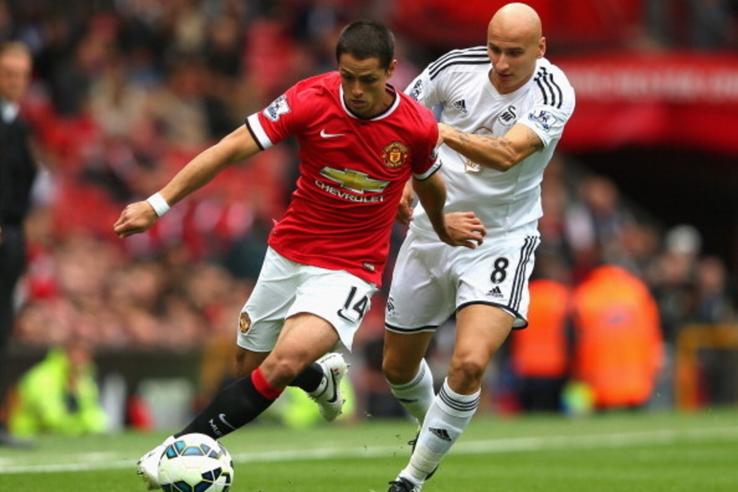 MANCHESTER, ENGLAND - AUGUST 16: Javier Hernandez of Manchester United competes with Jonjo Shelvey of Swansea City during the Barclays Premier League match between Manchester United and Swansea City at Old Trafford on August 16, 2014 in Manchester, Engla MANCHESTER, ENGLAND - AUGUST 16: Javier Hernandez of Manchester United competes with Jonjo Shelvey of Swansea City during the Barclays Premier League match between Manchester United and Swansea City at Old Trafford on August 16, 2014 in Manchester, Engla