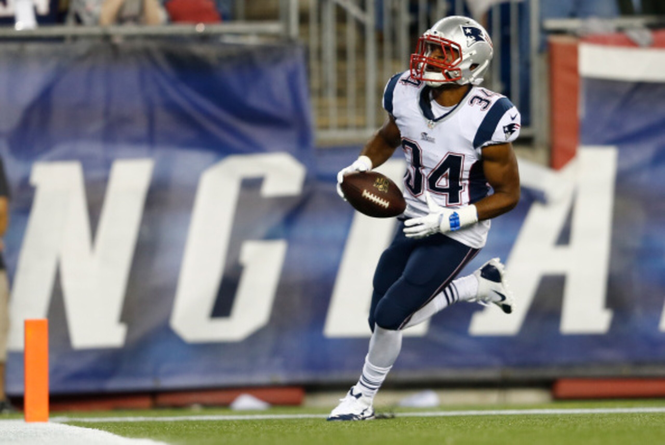 FOXBORO, MA - AUGUST 22:  Shane Vereen #34 of the New England Patriots runs the for a touchdown after catching a pass by Tom Brady #12 of the New England Patriots during a game with the Carolina Panthers in the second quarter at Gillette Stadium on August