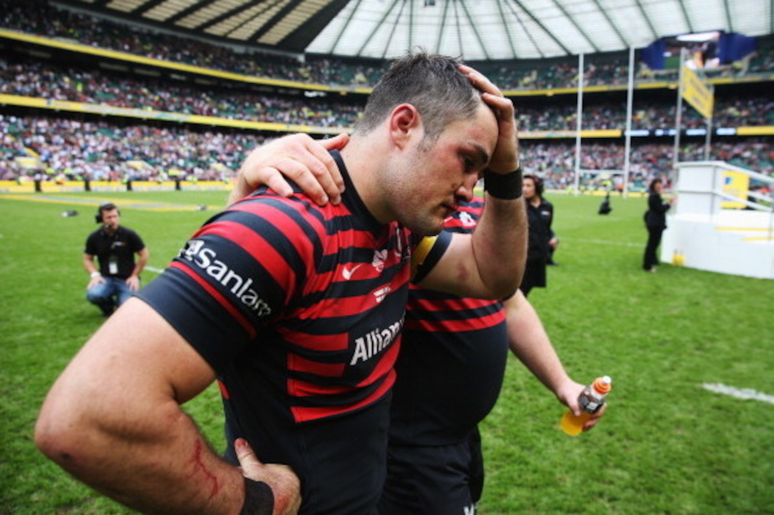 LONDON, ENGLAND - MAY 31:  A dejected Brad Barritt of Saracens is consoled during the Aviva Premiership Final between Saracens and Northampton Saints at Twickenham Stadium on May 31, 2014 in London, England.  (Photo by David Rogers/Getty Images)