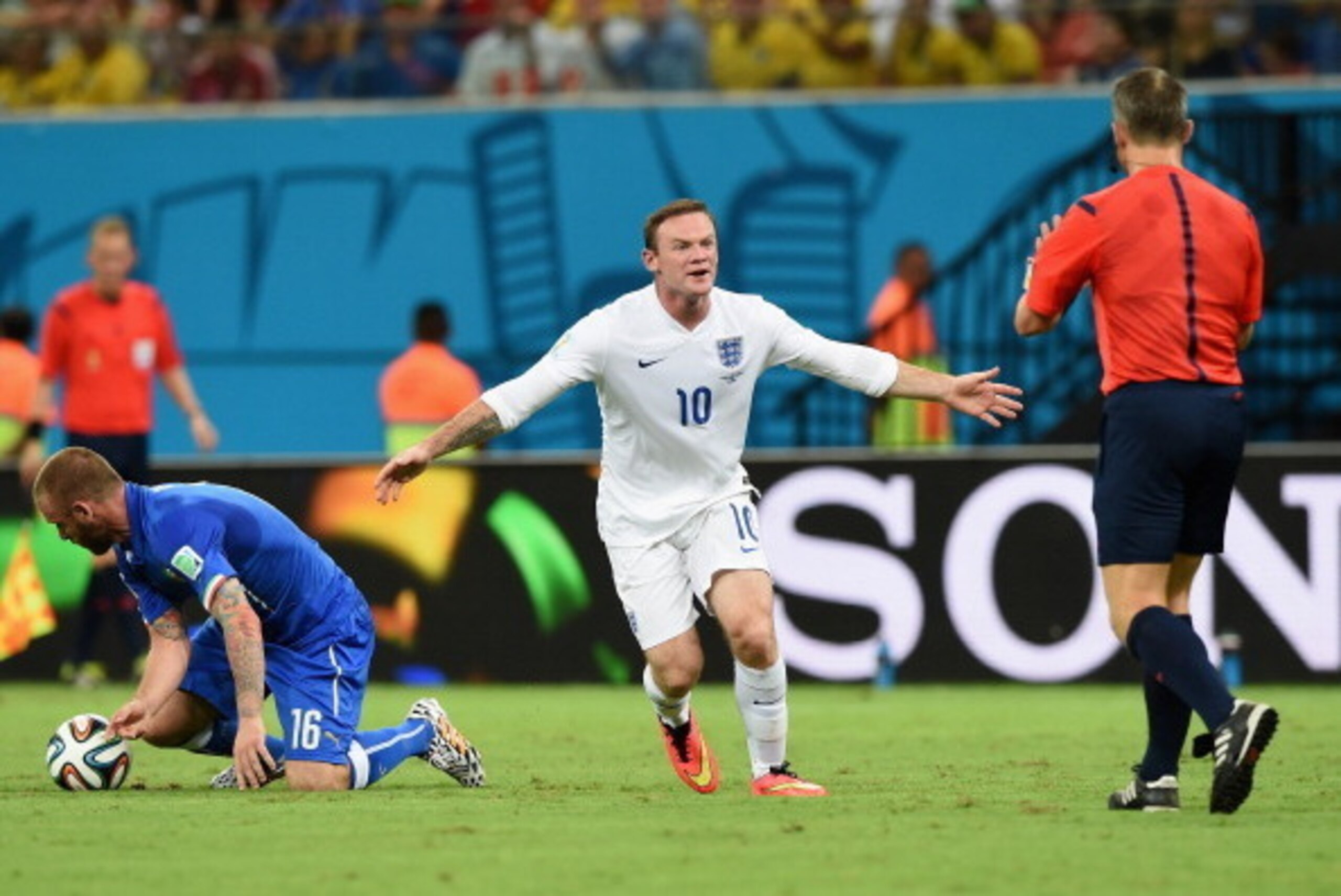 MANAUS, BRAZIL - JUNE 14: Wayne Rooney of England gestures toward referee Bjorn Kuipers during the 2014 FIFA World Cup Brazil Group D match between England and Italy at Arena Amazonia on June 14, 2014 in Manaus, Brazil.  (Photo by Claudio Villa/Getty Imag