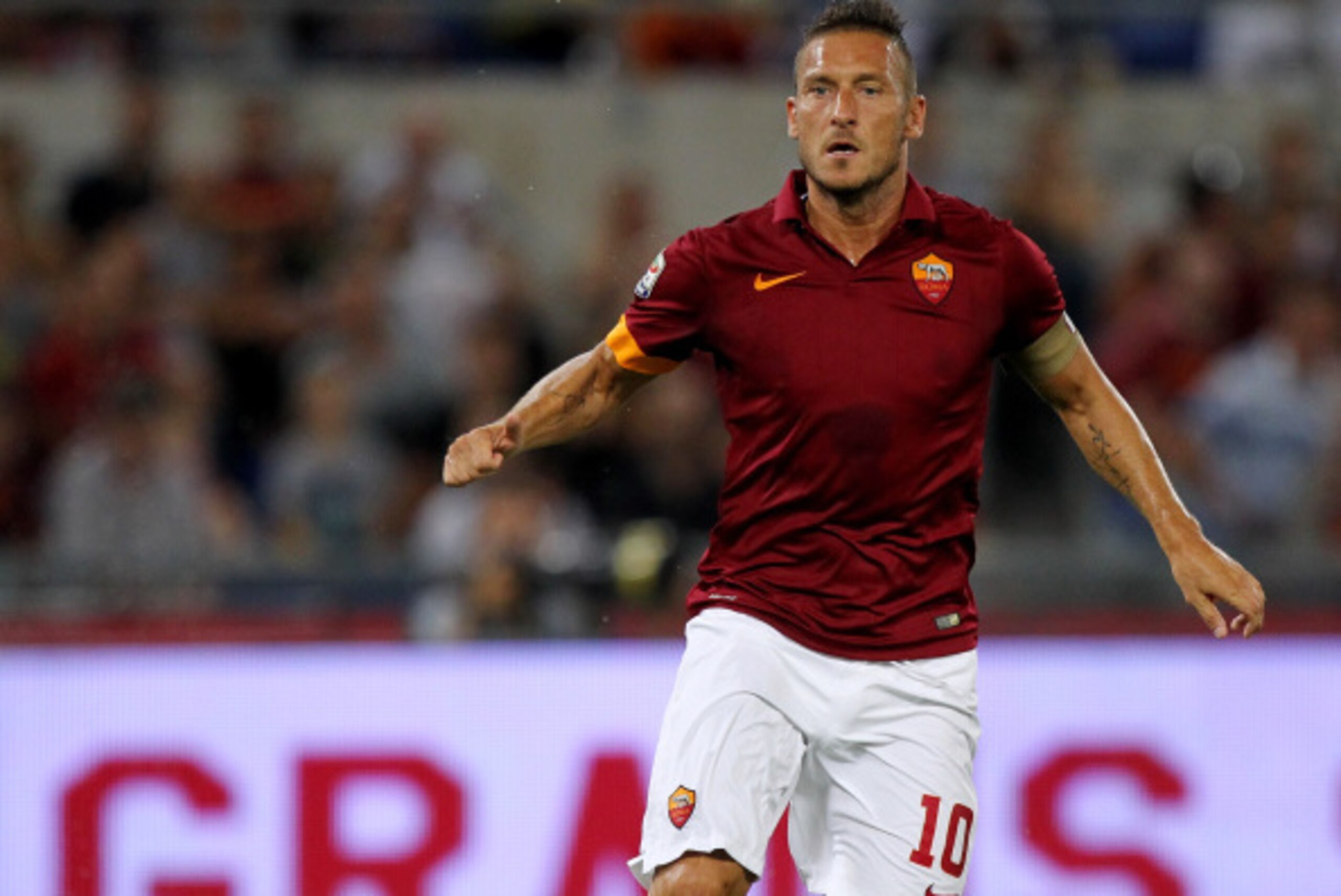 ROME, ITALY - AUGUST 19:  Francesco Totti of AS Roma in action during the pre-season friendly match between AS Roma and Fenerbache SK at Stadio Olimpico on August 19, 2014 in Rome, Italy.  (Photo by Paolo Bruno/Getty Images)