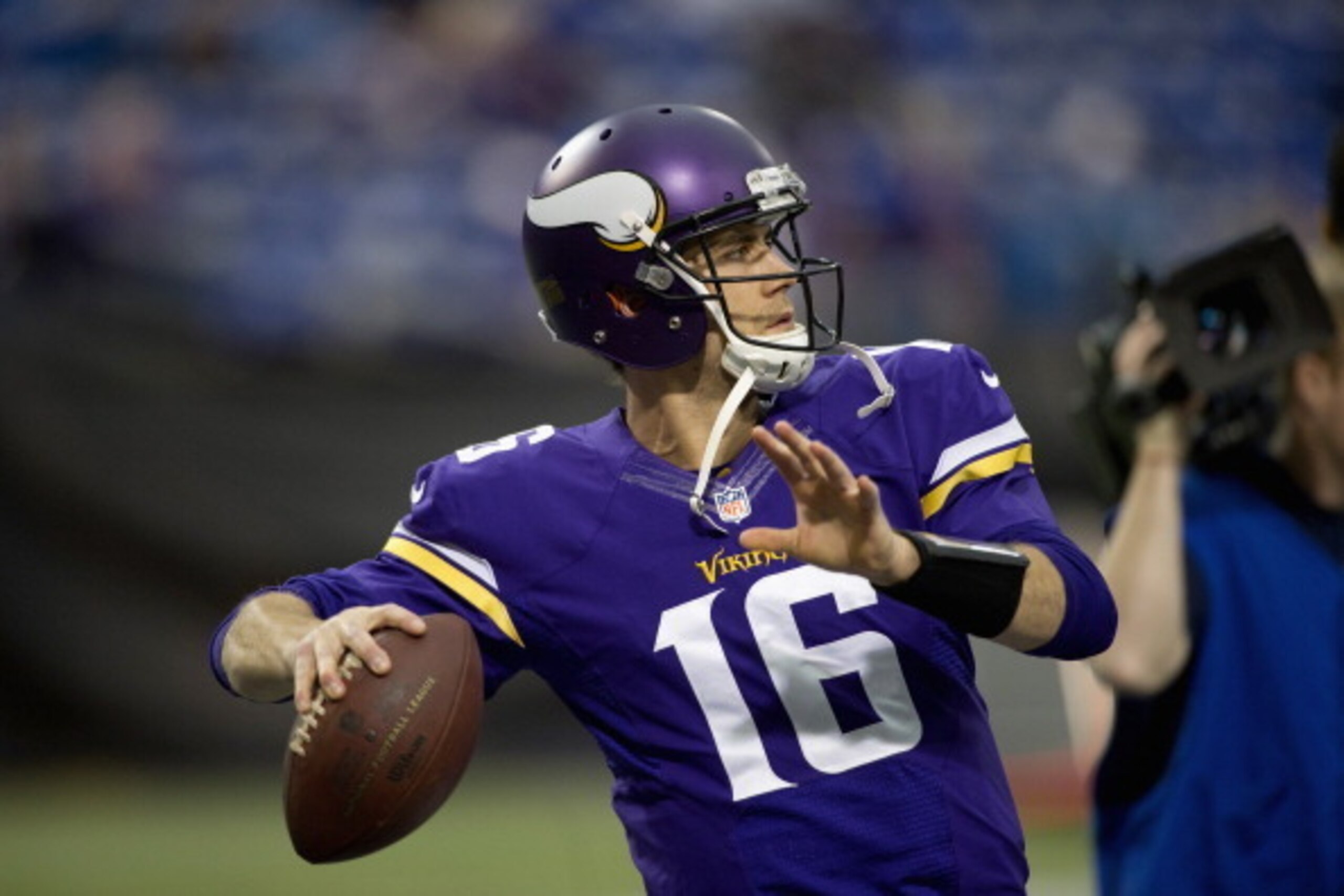 MINNEAPOLIS, MN - DECEMBER 29: Matt Cassel #16 of the Minnesota Vikings warms up before the game against the Detroit Lions on December 29, 2013 at Mall of America Field at the Hubert H. Humphrey Metrodome in Minneapolis, Minnesota. (Photo by Hannah Foslie