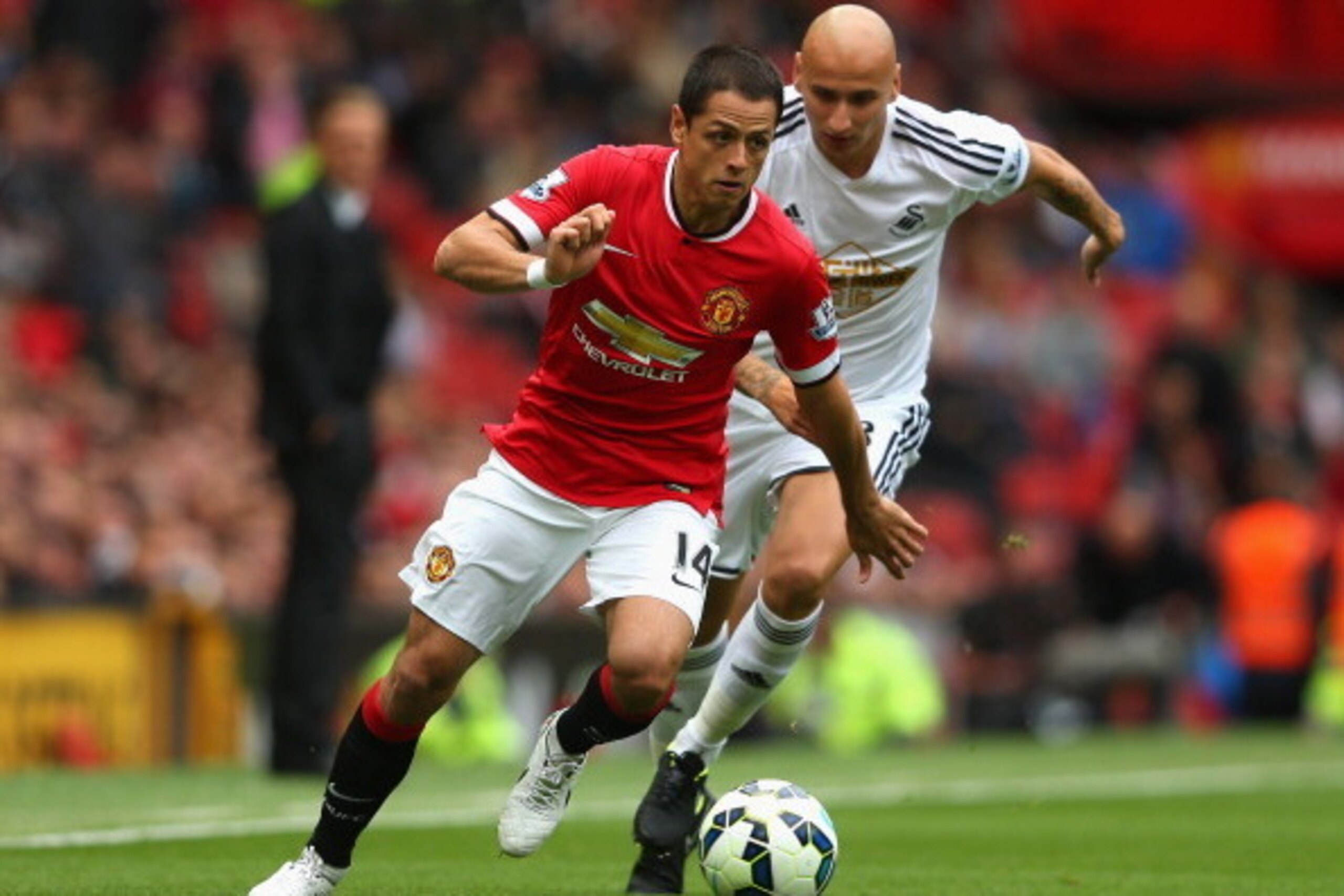 MANCHESTER, ENGLAND - AUGUST 16:   Javier Hernandez of Manchester United competes with Jonjo Shelvey of Swansea City during the Barclays Premier League match between Manchester United and Swansea City at Old Trafford on August 16, 2014 in Manchester, Engl