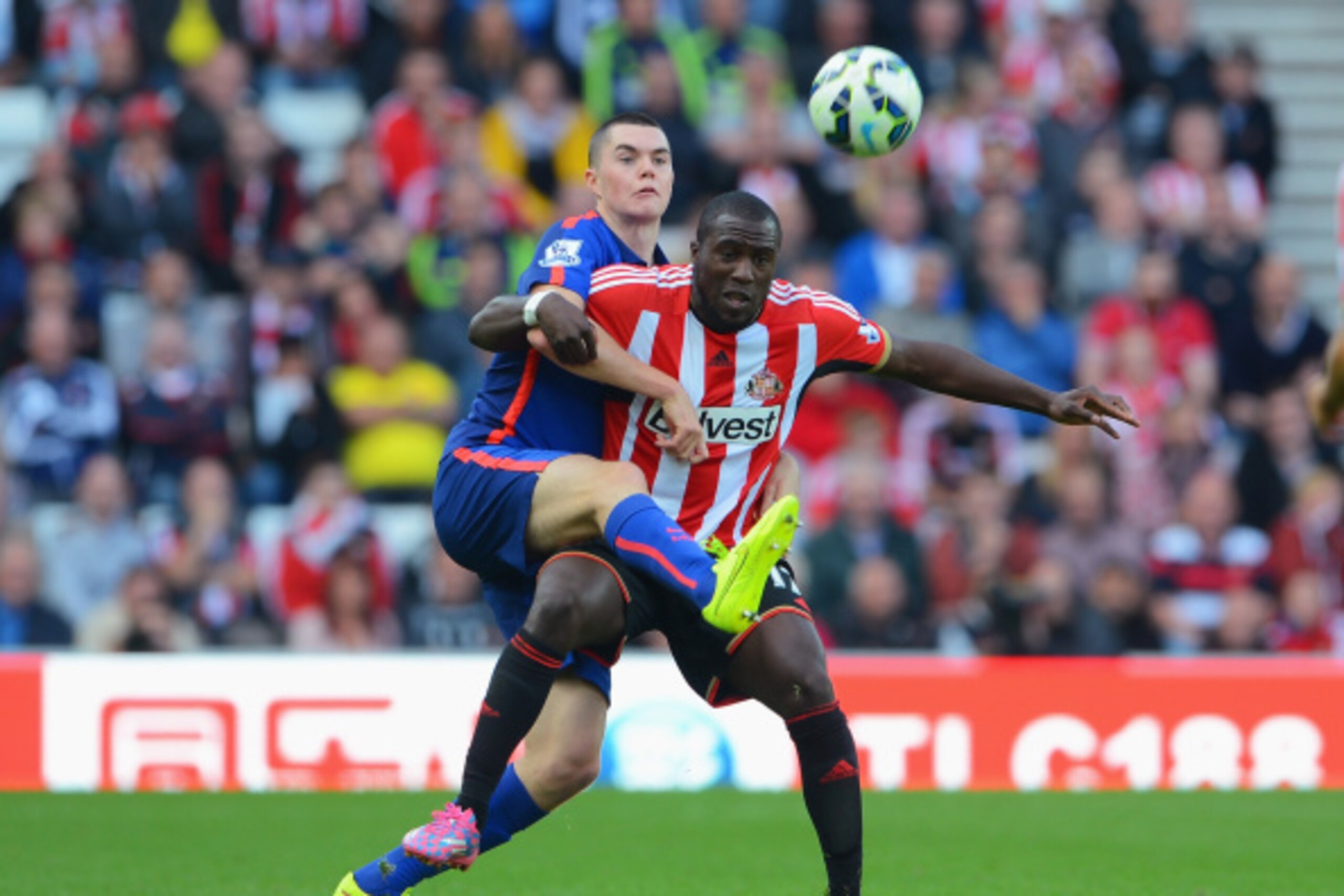 SUNDERLAND, ENGLAND - AUGUST 24:  Jozy Altidore of Sunderland is challenged by Michael Keane of Manchester United during the Barclays Premier League match between Sunderland and Manchester United at Stadium of Light on August 24, 2014 in Sunderland, Engla