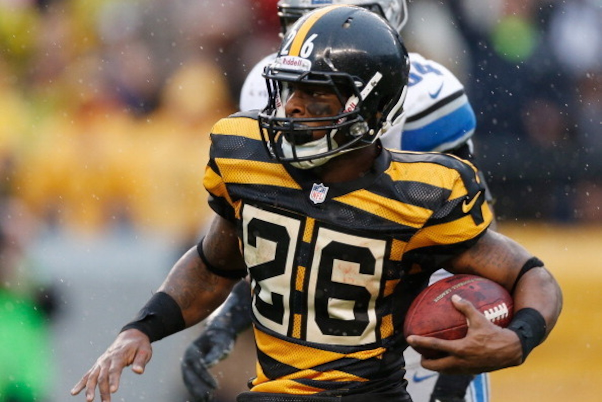 PITTSBURGH, PA - NOVEMBER 17: Le'Veon Bell #26 of the Pittsburgh Steelers looks for yards during a second quarter run in front of DeAndre Levy #54 of the Detroit Lions at Heinz Field on November 17, 2013 in Pittsburgh, Pennsylvania.  (Photo by Gregory Sha