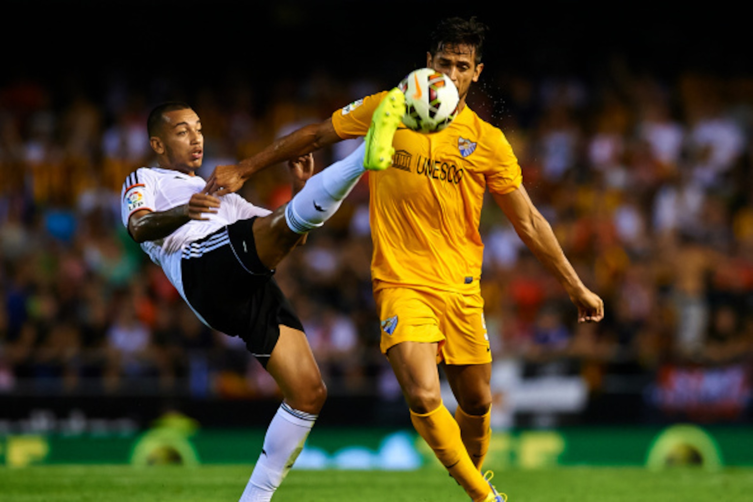 VALENCIA, SPAIN - AUGUST 29:  Ruben Vezo (L) of Valencia competes for the ball with Roque Santa Cruz of Malaga during the La Liga match between Valencia CF and Malaga CF at Estadi de Mestalla on August 29, 2014 in Valencia, Spain.  (Photo by Manuel Queima