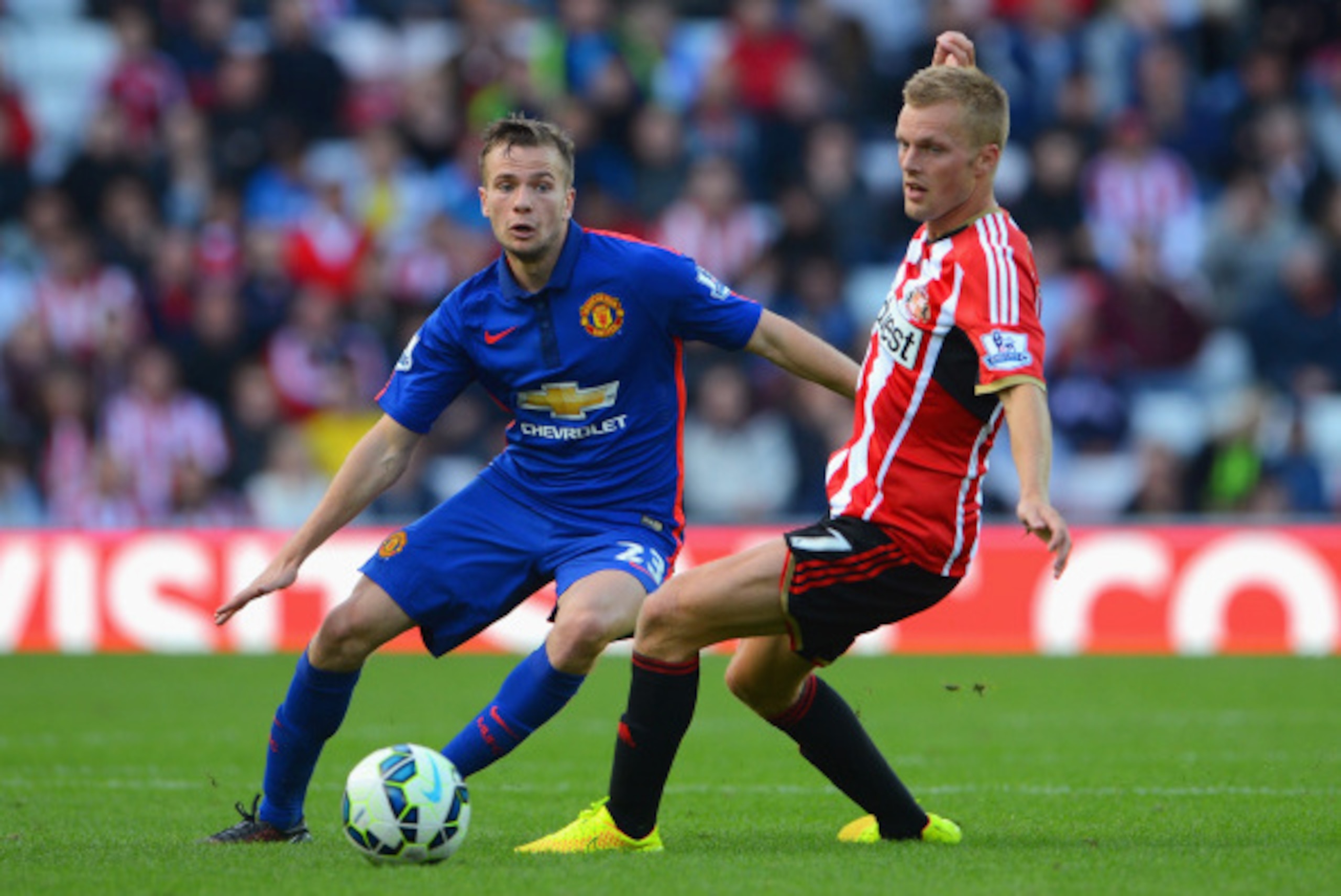 SUNDERLAND, ENGLAND - AUGUST 24: Tom Cleverley of Manchester United is closed down by Sebastian Larsson of Sunderland during the Barclays Premier League match between Sunderland and Manchester United at Stadium of Light on August 24, 2014 in Sunderland, E SUNDERLAND, ENGLAND - AUGUST 24: Tom Cleverley of Manchester United is closed down by Sebastian Larsson of Sunderland during the Barclays Premier League match between Sunderland and Manchester United at Stadium of Light on August 24, 2014 in Sunderland, E
