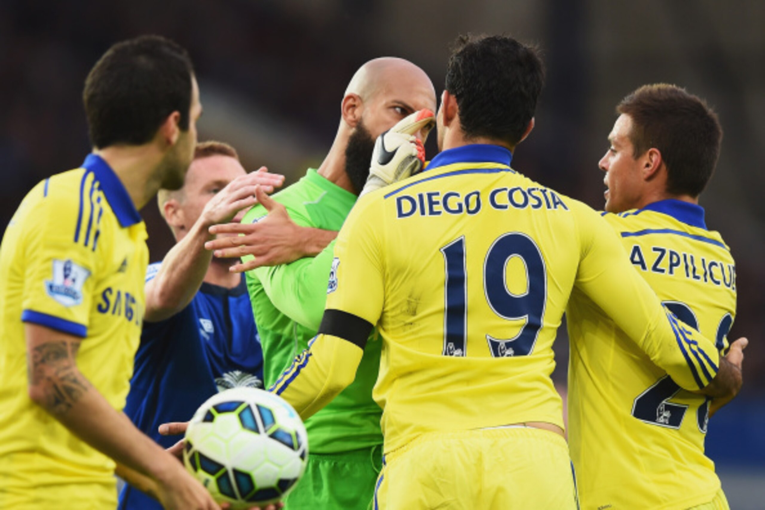 LIVERPOOL, ENGLAND - AUGUST 30:  Tim Howard of Everton confronts Diego Costa of Chelsea during the Barclays Premier League match between Everton and Chelsea at Goodison Park on August 30, 2014 in Liverpool, England.  (Photo by Laurence Griffiths/Getty Ima