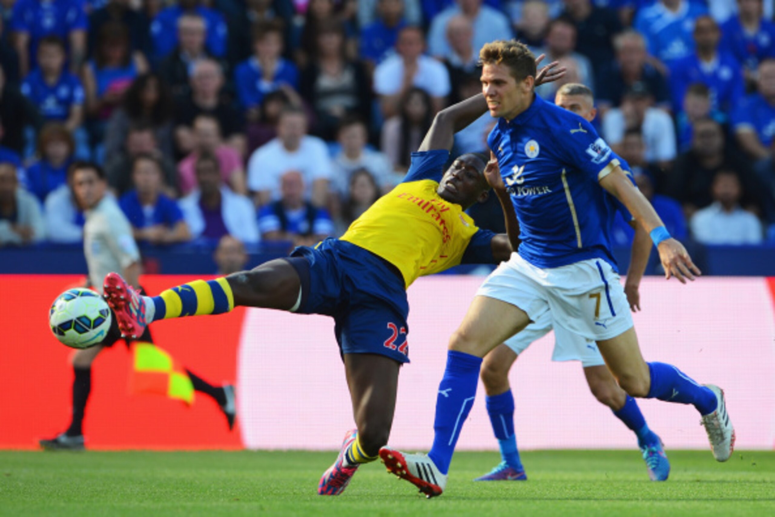 LEICESTER, ENGLAND - AUGUST 31: Yaya Sanogo of Arsenal stretches for the ball with Dean Hammond of Leicester City during the Barclays Premier League match between Leicester City and Arsenal at The King Power Stadium on August 31, 2014 in Leicester, Englan