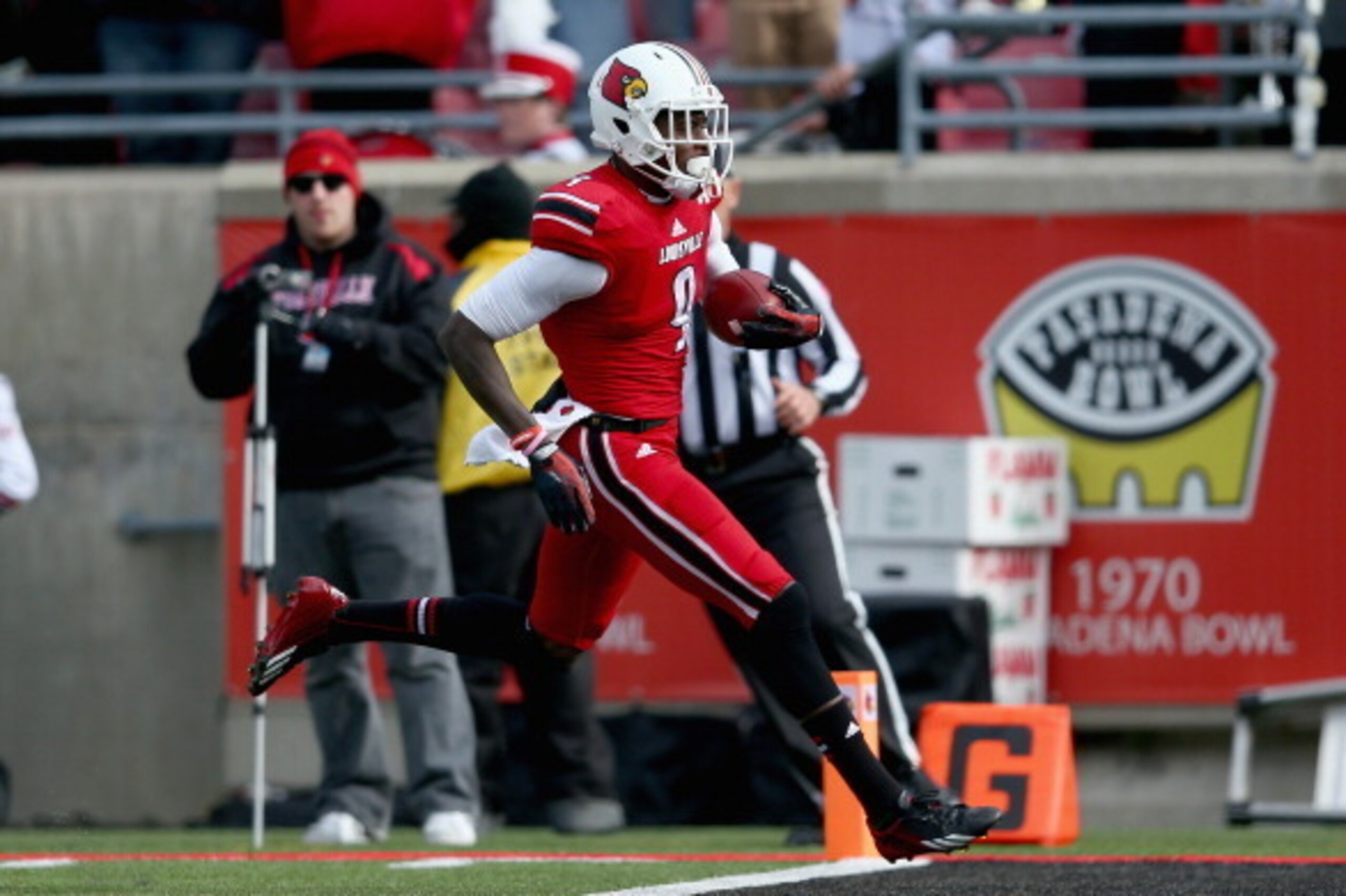 LOUISVILLE, KY - NOVEMBER 23: DeVante Parker #9 of the Louisville Cardinals runs for a touchdown during the game against the Memphis Tigers at Papa John's Cardinal Stadium on November 23, 2013 in Louisville, Kentucky.  (Photo by Andy Lyons/Getty Images)