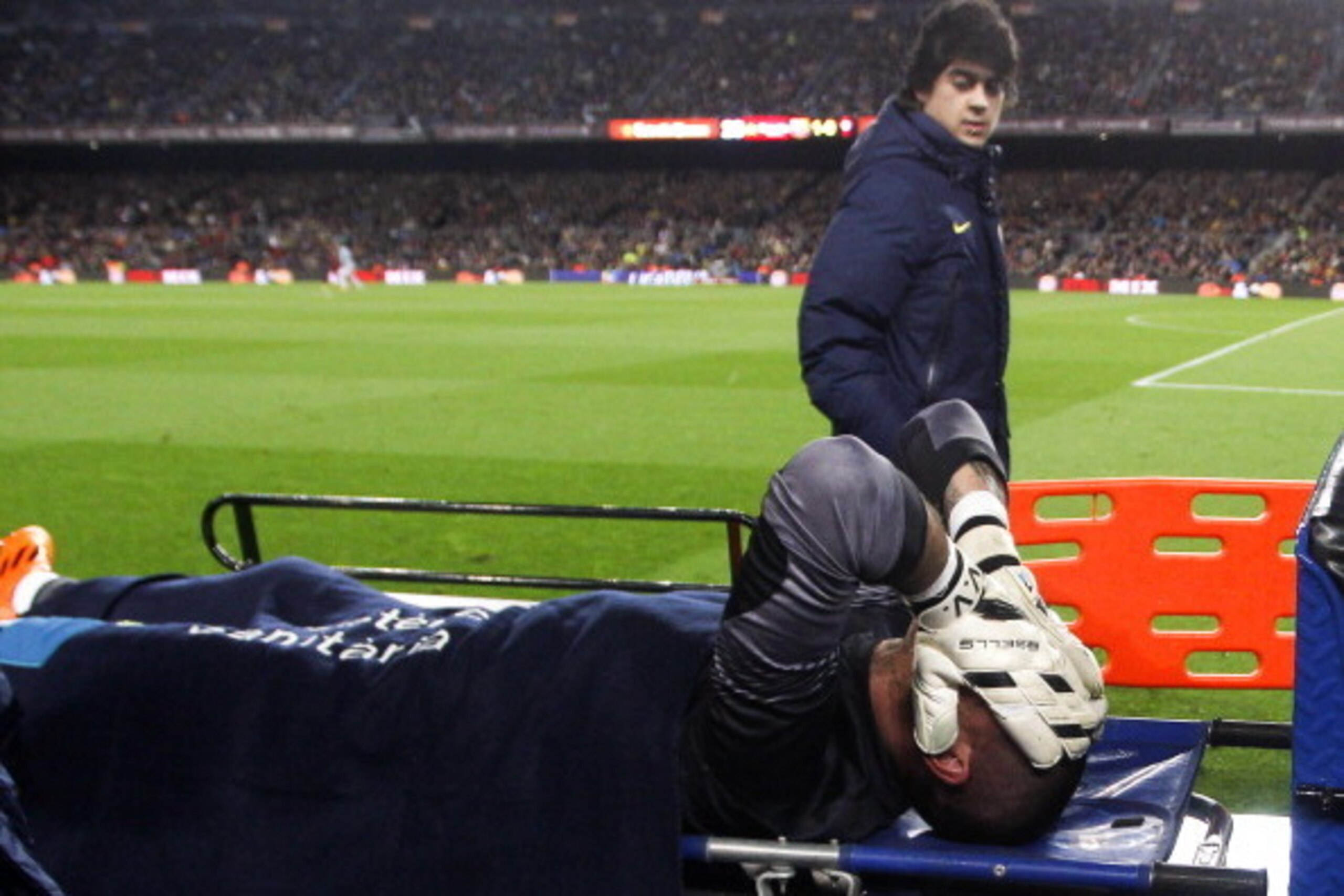 BARCELONA, SPAIN - MARCH 26: Victor Valdes of FC Barcelona lays injured during the La Liga match between FC Barcelona and RC Celta de Vigo at Camp Nou on March 26, 2014 in Barcelona, Spain. (Photo by Alex Caparros/Getty Images) BARCELONA, SPAIN - MARCH 26: Victor Valdes of FC Barcelona lays injured during the La Liga match between FC Barcelona and RC Celta de Vigo at Camp Nou on March 26, 2014 in Barcelona, Spain. (Photo by Alex Caparros/Getty Images)
