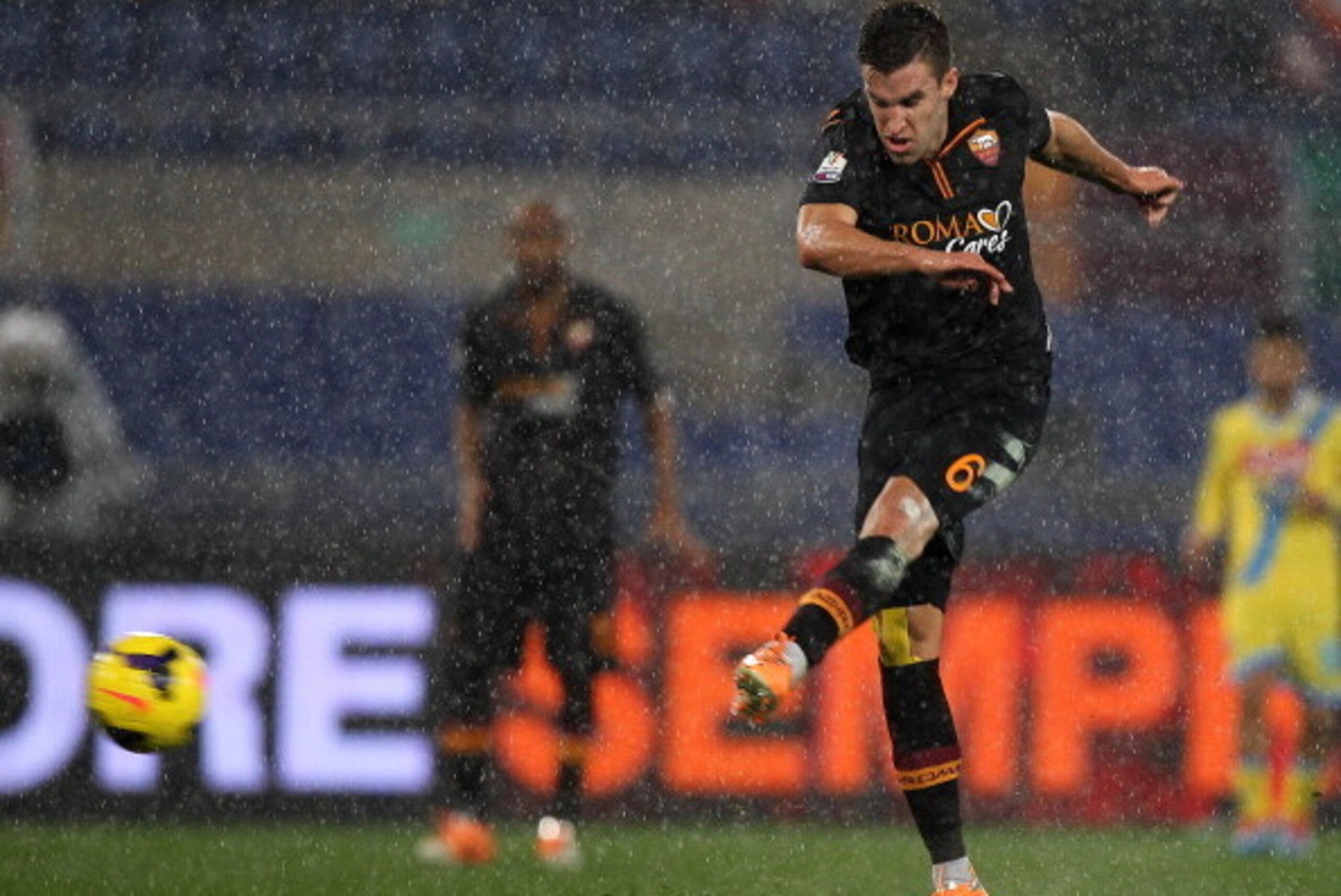 ROME, ITALY - FEBRUARY 05: K evin Strootman of AS Roma scores the second team's goal during the TIM Cup match between AS Roma and SSC Napoli at Olimpico Stadium on February 5, 2014 in Rome, Italy.  (Photo by Paolo Bruno/Getty Images)