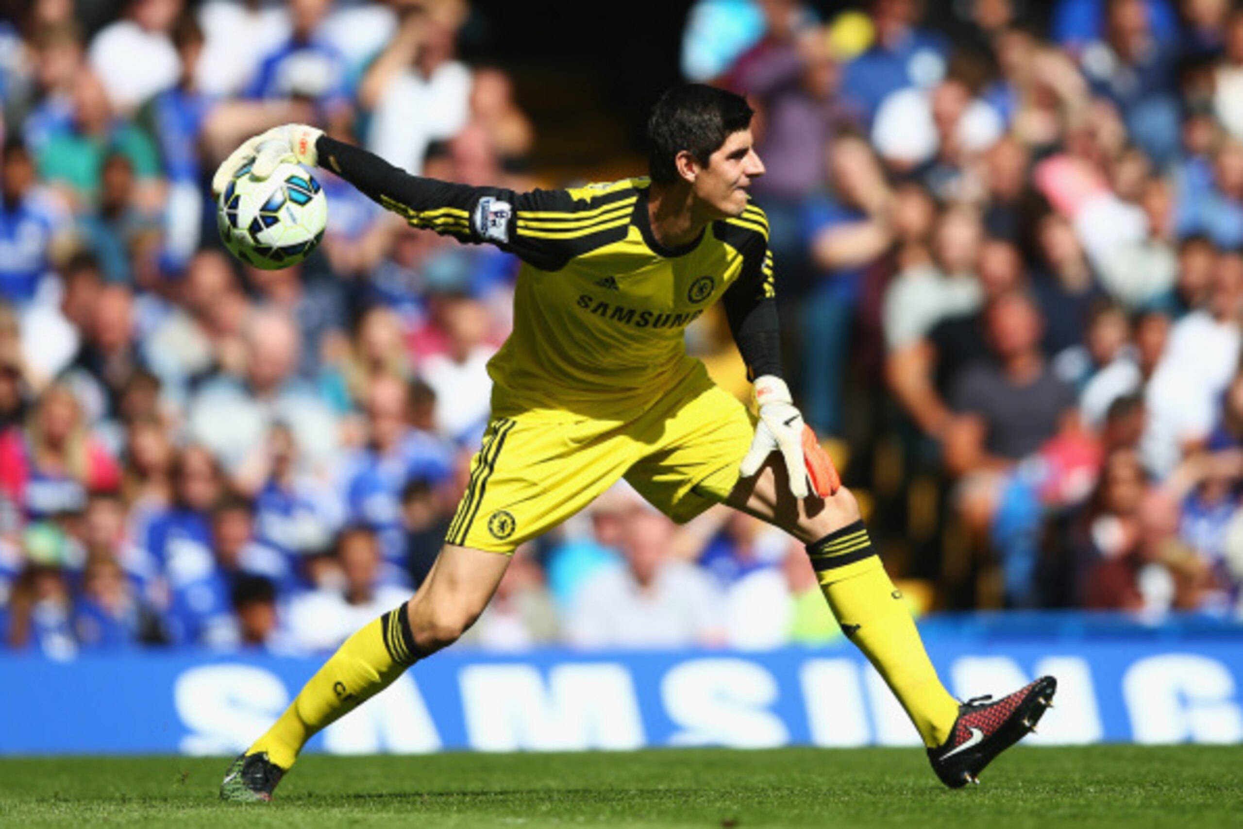 LONDON, ENGLAND - AUGUST 23: Thibaut Courtois of Chelsea rolls the ball out during the Barclays Premier League match between Chelsea and Leicester City at Stamford Bridge on August 23, 2014 in London, England. (Photo by Paul Gilham/Getty Images) LONDON, ENGLAND - AUGUST 23: Thibaut Courtois of Chelsea rolls the ball out during the Barclays Premier League match between Chelsea and Leicester City at Stamford Bridge on August 23, 2014 in London, England. (Photo by Paul Gilham/Getty Images)