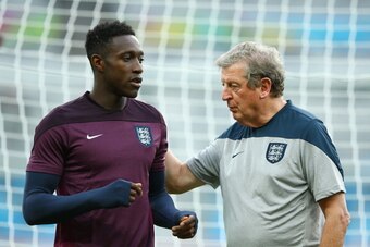 BELO HORIZONTE, BRAZIL - JUNE 23:  England Manager Roy Hodgson speaks to Danny Welbeck during an England training session ahead of the 2014 FIFA World Cup Brazil Group D match against Costa Rica at Estadio Mineirao on June 23, 2014 in Belo Horizonte, Braz