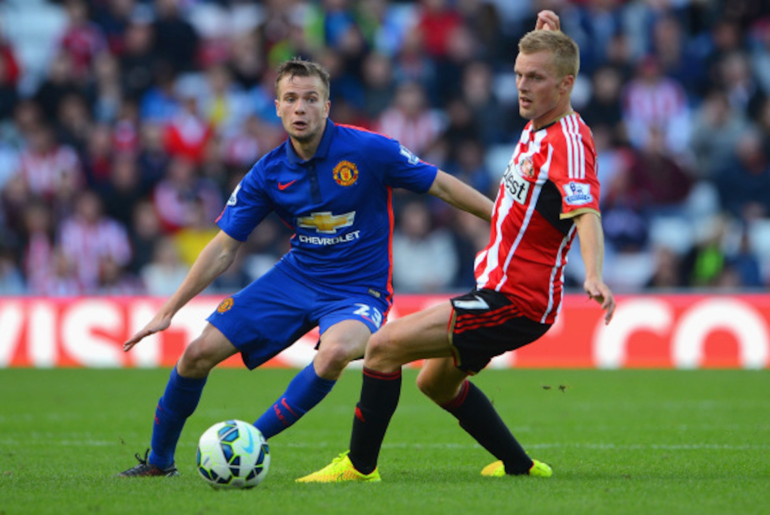 SUNDERLAND, ENGLAND - AUGUST 24: Tom Cleverley of Manchester United is closed down by Sebastian Larsson of Sunderland during the Barclays Premier League match between Sunderland and Manchester United at Stadium of Light on August 24, 2014 in Sunderland, E SUNDERLAND, ENGLAND - AUGUST 24: Tom Cleverley of Manchester United is closed down by Sebastian Larsson of Sunderland during the Barclays Premier League match between Sunderland and Manchester United at Stadium of Light on August 24, 2014 in Sunderland, E