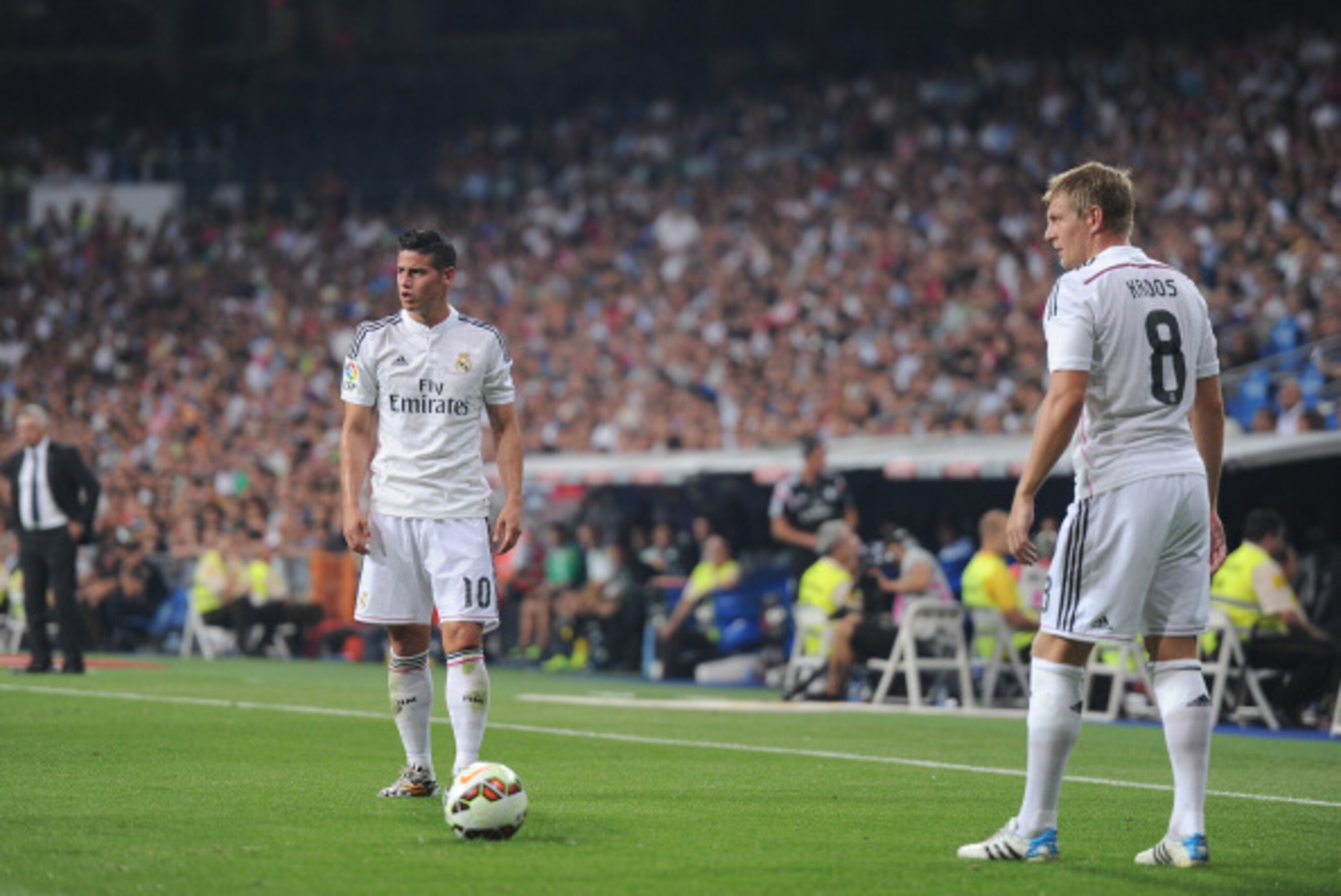 MADRID, SPAIN - AUGUST 25:  Toni Kroos and James Rodriguez of Real Madrid get ready to take a free kick during the La liga match between Real Madrid CF and Cordoba CF at Estadio Santiago Bernabeu on August 25, 2014 in Madrid, Spain.  (Photo by Denis Doyle
