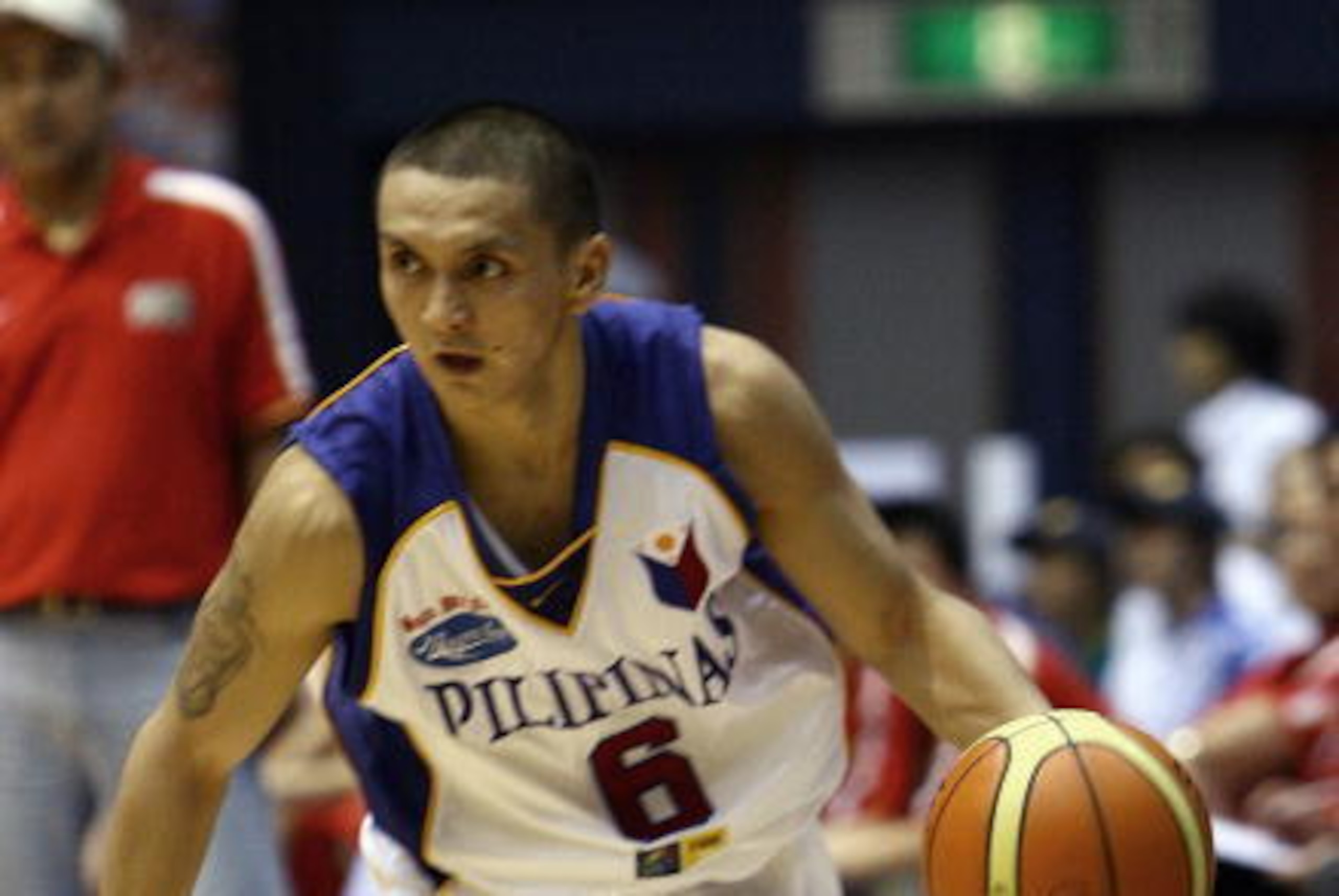 TOKUSHIMA, JAPAN - JULY 29: Jim Alapag of Philippine in action against China during the 2007 FIBA Asia Championship first round game at Asty Tokushima July 29, 2007 in Tokushima, Japan.  (Photo by Koichi Kamoshida/Getty Images)