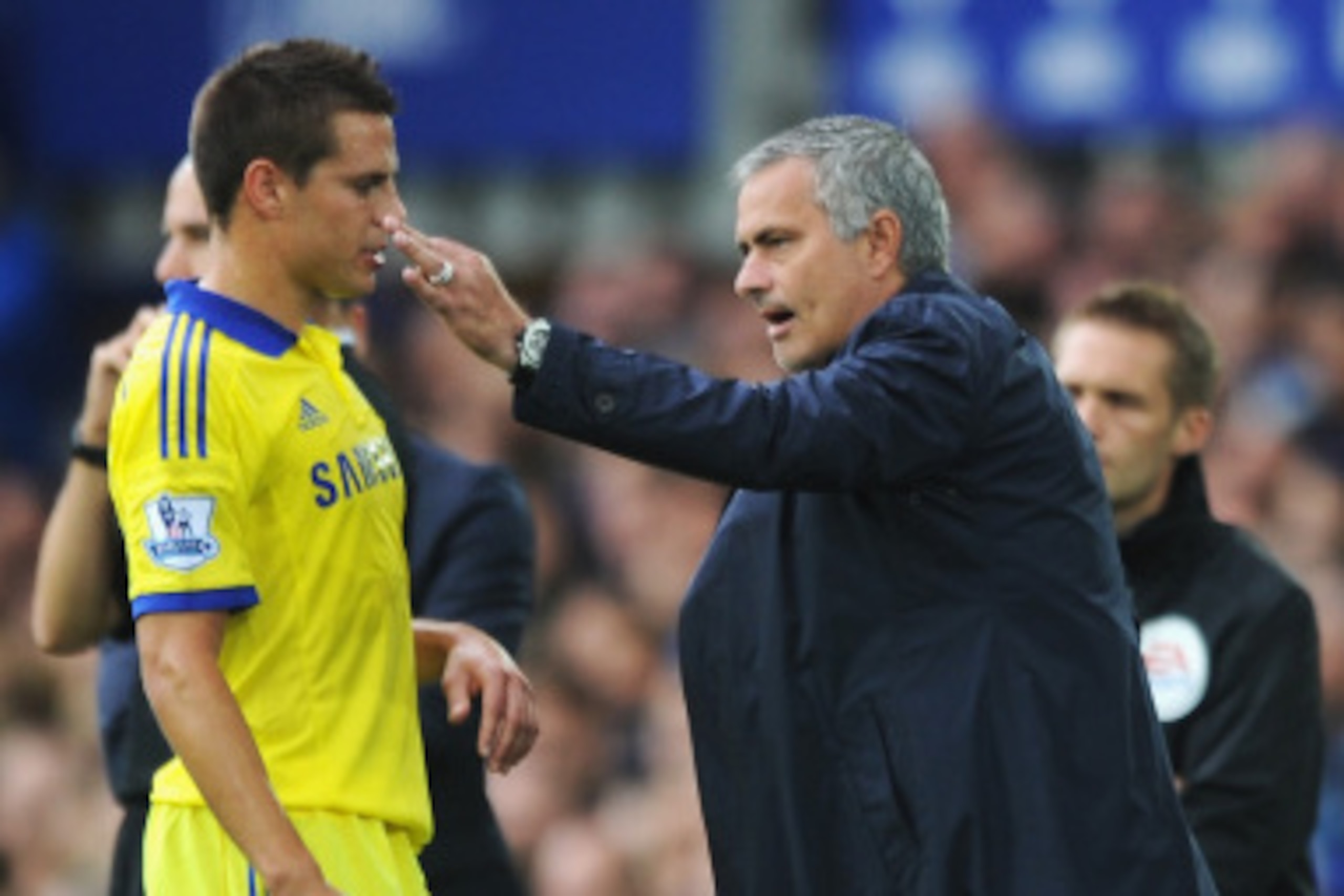 LIVERPOOL, ENGLAND - AUGUST 30: Jose Mourinho, manager of Chelsea talks to Cesar Azpilicueta of Chelsea during the Barclays Premier League match between Everton and Chelsea at Goodison Park on August 30, 2014 in Liverpool, England.  (Photo by Chris Brunsk