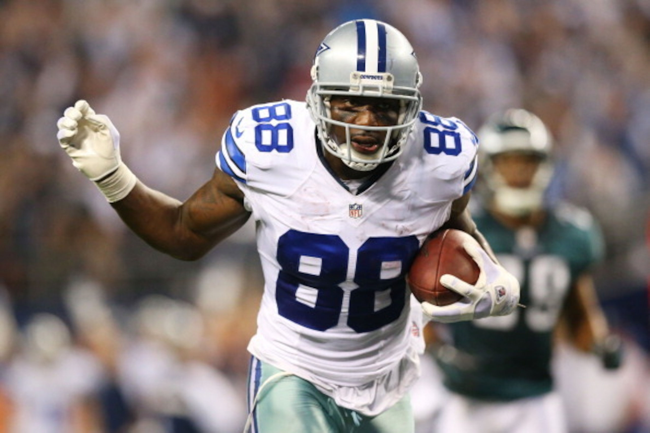 ARLINGTON, TX - DECEMBER 29:   Dez Bryant #88 of the Dallas Cowboys scores a fourth quarter touchdown against the Philadelphia Eagles at Cowboys Stadium on December 29, 2013 in Arlington, Texas.  (Photo by Ronald Martinez/Getty Images)