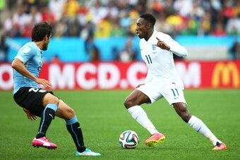 SAO PAULO, BRAZIL - JUNE 19: Danny Welbeck of England controls the ball against Alvaro Gonzalez of Uruguay during the 2014 FIFA World Cup Brazil Group D match between Uruguay and England at Arena de Sao Paulo on June 19, 2014 in Sao Paulo, Brazil.  (Photo