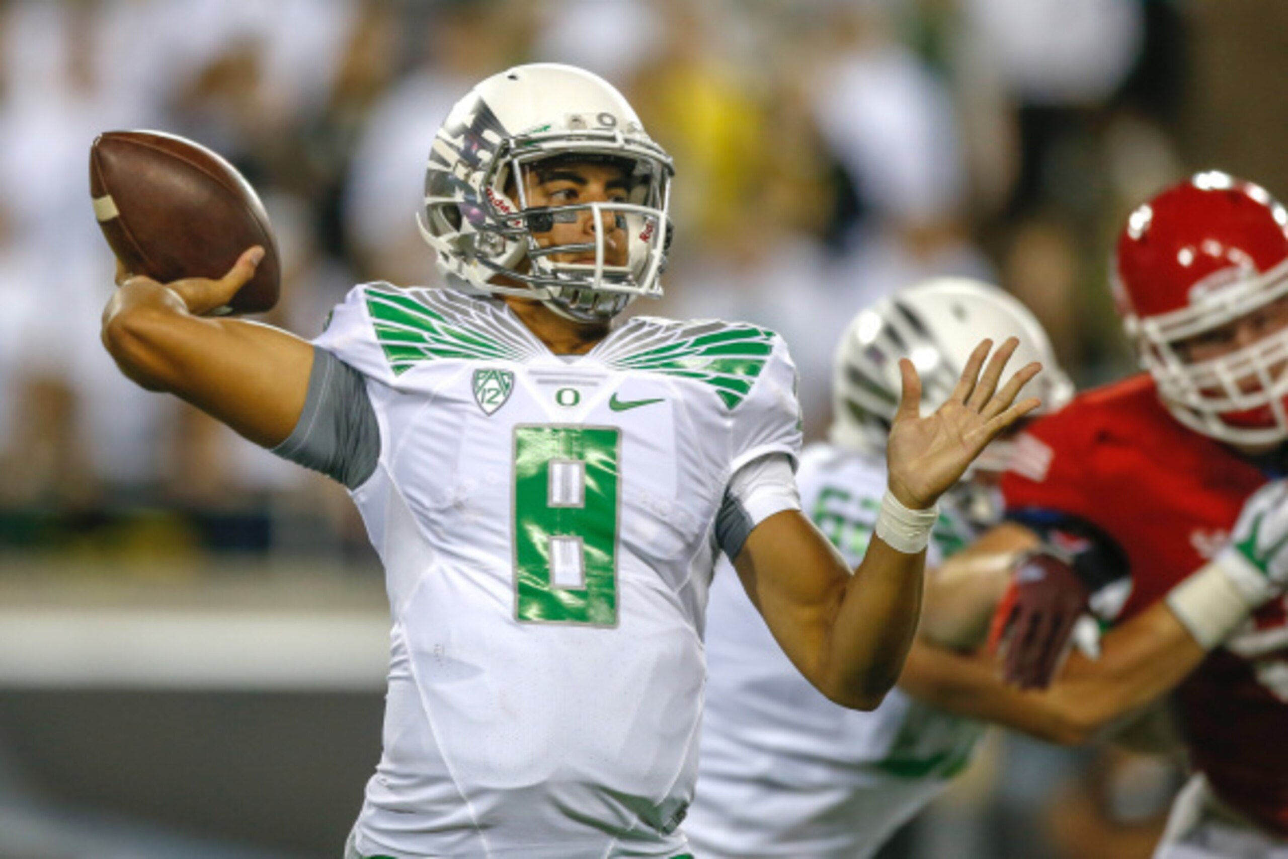 EUGENE, OR - AUGUST 30:  Quarterback Marcus Mariota #8 of the Oregon Ducks passes against the South Dakota Coyotes at Autzen Stadium on August 30, 2014 in Eugene, Oregon.  (Photo by Otto Greule Jr/Getty Images)