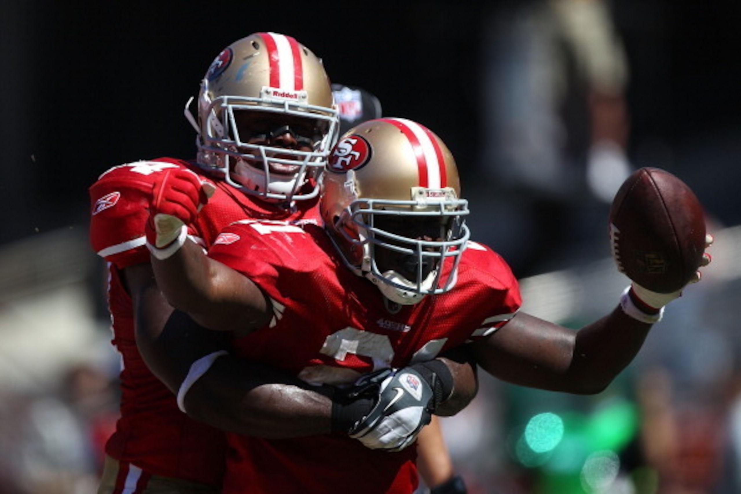 SAN FRANCISCO, CA - SEPTEMBER 18:   Frank Gore #21 of the San Francisco 49ers celebrates after scoring against the Dallas Cowboys at Candlestick Park on September 18, 2011 in San Francisco, California.  (Photo by Jed Jacobsohn/Getty Images)