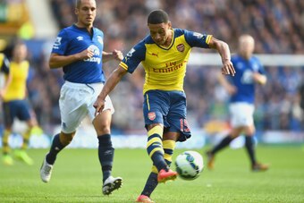 LIVERPOOL, ENGLAND - AUGUST 23:  Alex Oxlade-Chamberlain of Arsenal  in action during the Barclays Premier League match between Everton and Arsenal at Goodison Park on August 23, 2014 in Liverpool, England.  (Photo by Laurence Griffiths/Getty Images)