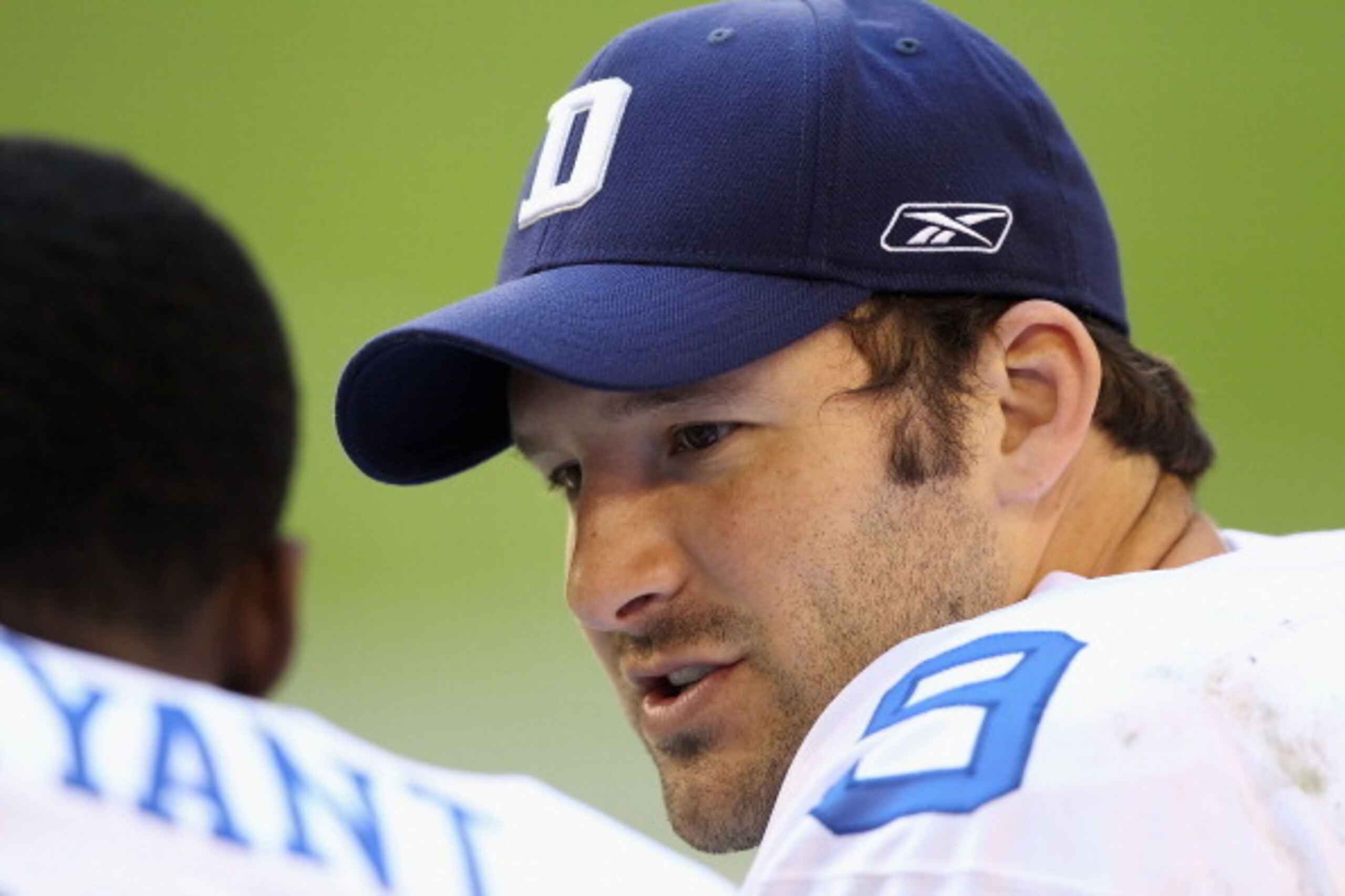 GLENDALE, AZ - DECEMBER 04:  Quarterback Tony Romo #9 of the Dallas Cowboys talks with wide receiver Dez Bryant #88 on the sidelines during the NFL game against the Arizona Cardinals at the University of Phoenix Stadium on December 4, 2011 in Glendale, Ar