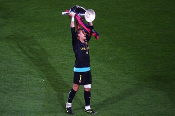 ROME - MAY 27:  Barcelona goalkeeper Victor Valdes lifts the trophy as he celebrates winning the UEFA Champions League Final match between Manchester United and Barcelona at the Stadio Olimpico on May 27, 2009 in Rome, Italy.  (Photo by Paul Gilham/Getty 