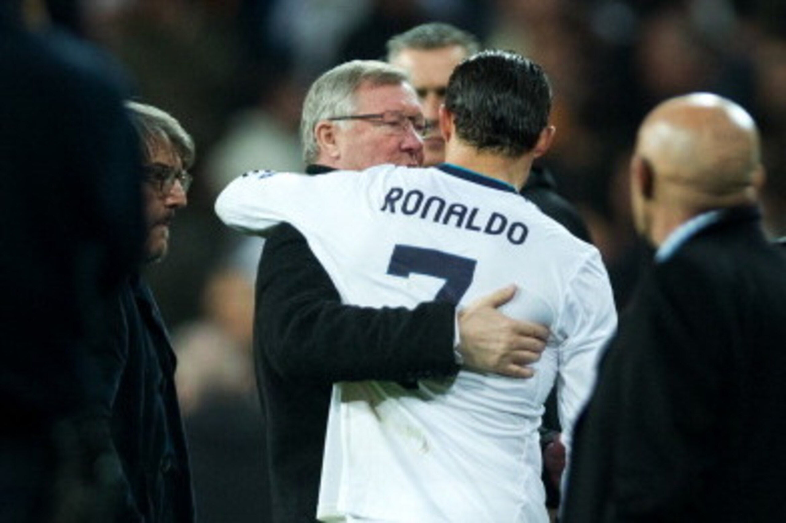 MADRID, SPAIN - FEBRUARY 13:  Cristiano Ronaldo (R) of Real Madrid embraces Sir Alex Ferguson, manager of Manchester United, at the end of the UEFA Champions League Round of 16 first leg match between Real Madrid and Manchester United at Estadio Santiago 