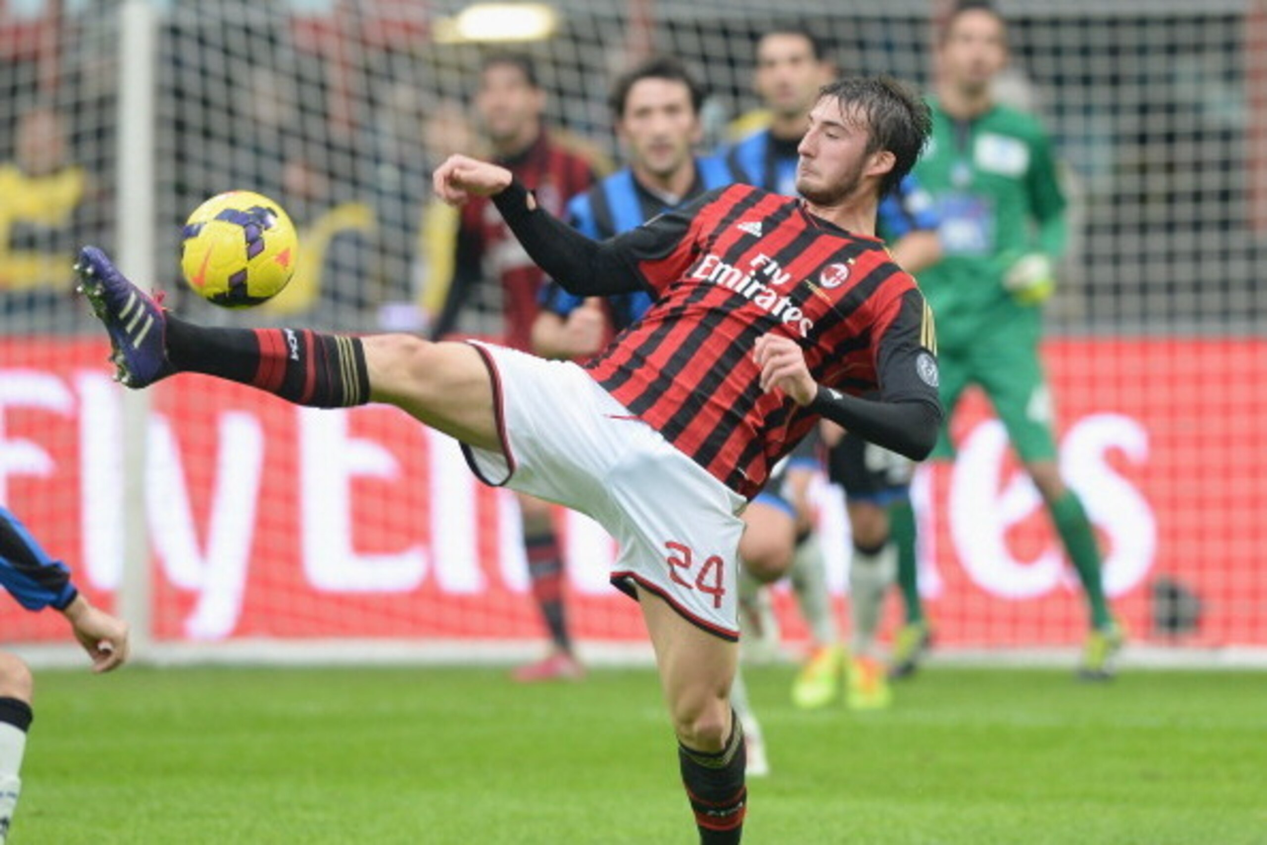 MILAN, ITALY - JANUARY 06: Bryan Cristante of AC Milan in action during the Serie A match between AC Milan and Atalanta BC at San Siro Stadium on January 6, 2014 in Milan, Italy. (Photo by Claudio Villa/Getty Images) MILAN, ITALY - JANUARY 06: Bryan Cristante of AC Milan in action during the Serie A match between AC Milan and Atalanta BC at San Siro Stadium on January 6, 2014 in Milan, Italy. (Photo by Claudio Villa/Getty Images)