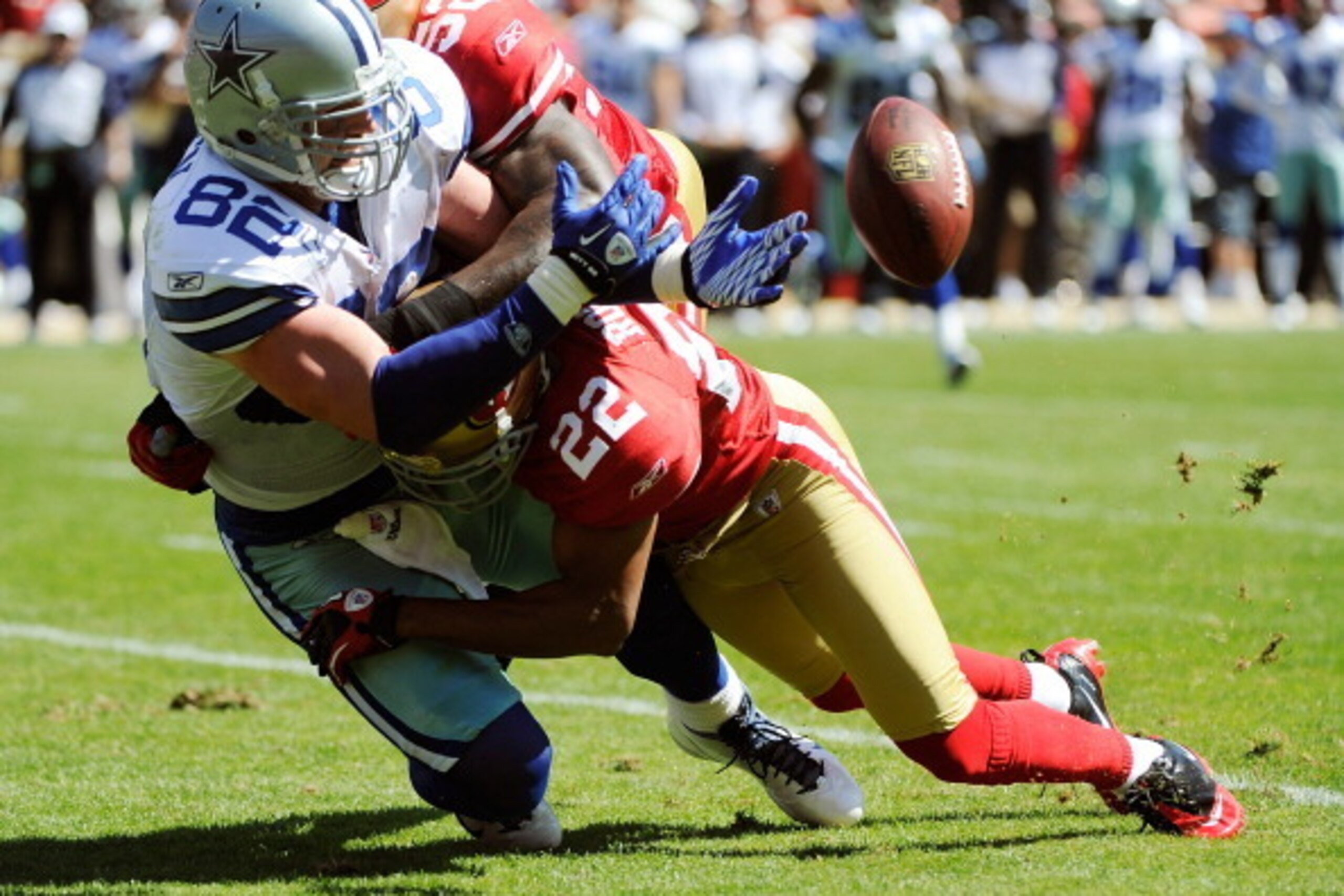 SAN FRANCISCO, CA - SEPTEMBER 18: Jason Witten #82 of the Dallas Cowboys is seperated from the ball by Patrick Willis #52 and Carlos Rogers #22 of the San Francisco 49ers in the first quarter of an NFL football game at Candlestick Park on September 18, 20
