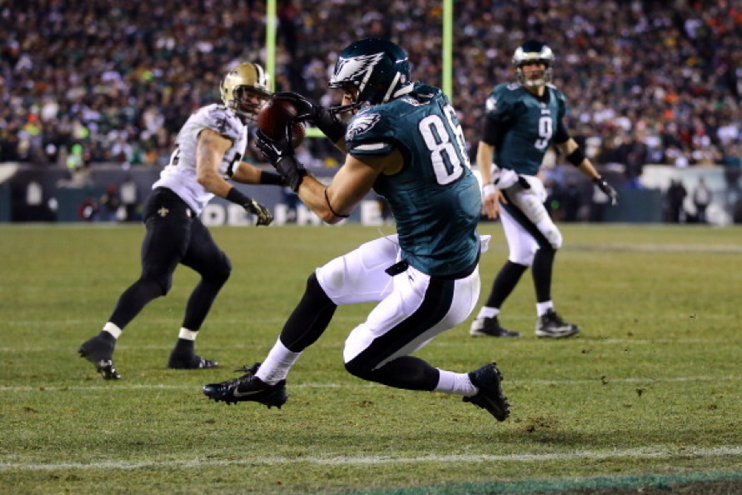 PHILADELPHIA, PA - JANUARY 04:  Zach Ertz #86 of the Philadelphia Eagles scores a 3 yard touchdown pass from Nick Foles #9 in the fourth quarter against the New Orleans Saints to take the lead 24-23 during their NFC Wild Card Playoff game at Lincoln Finan