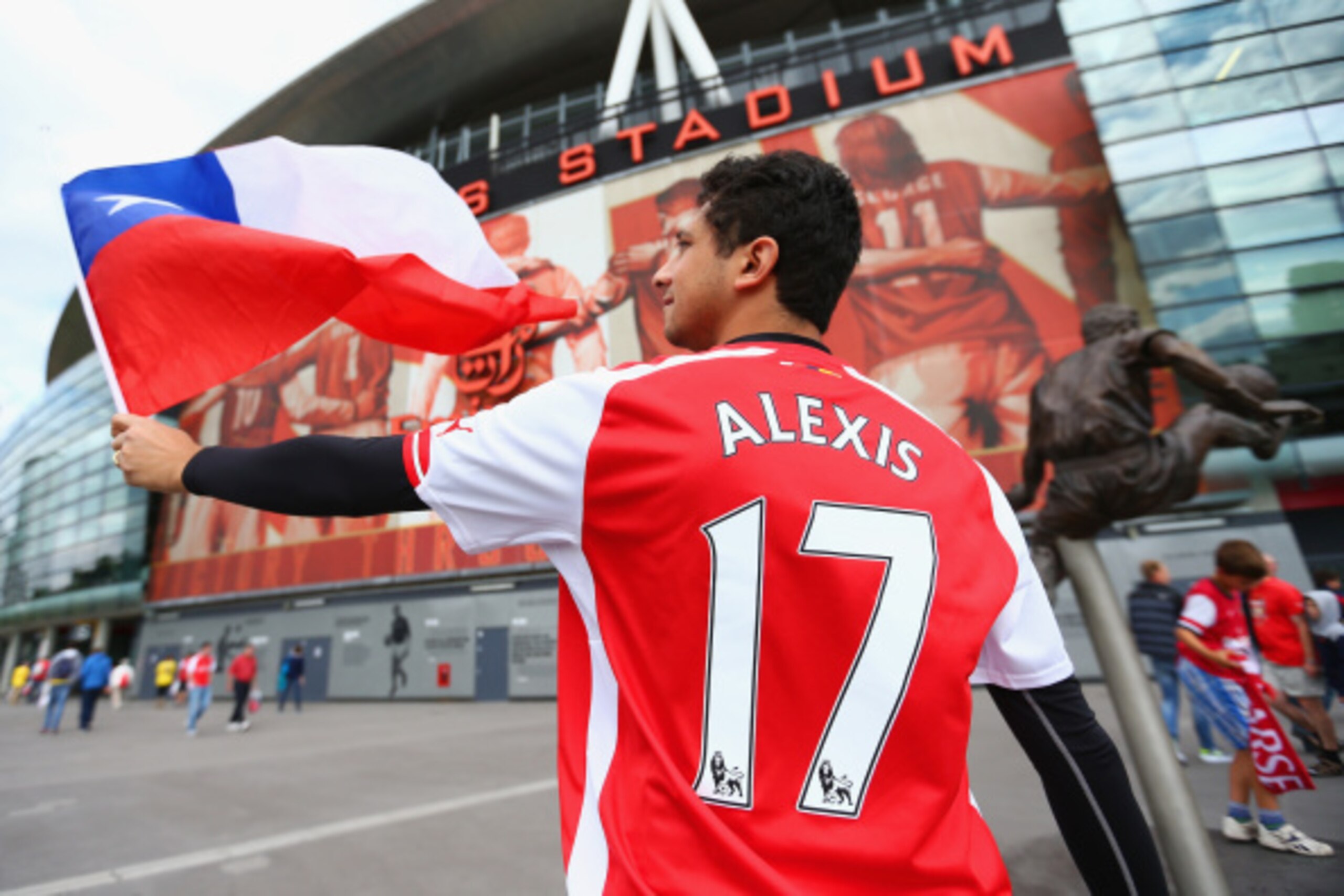 LONDON, ENGLAND - AUGUST 16:  An Arsenal fan wears an Alexis Sanchez of Arsenal replica shirt during the Barclays Premier League match between Arsenal and Crystal Palace at Emirates Stadium on August 16, 2014 in London, England.  (Photo by Clive Mason/Get