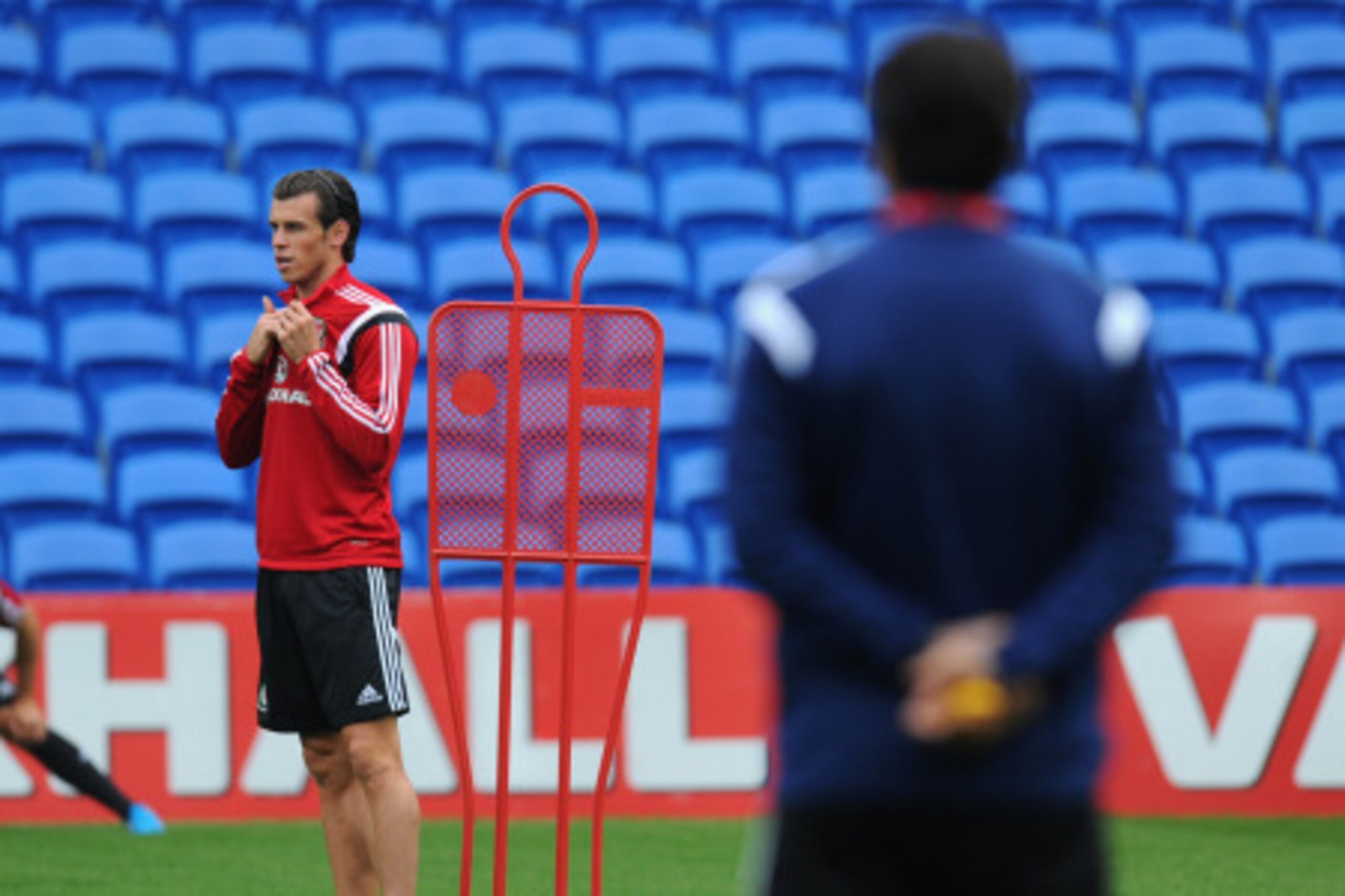 CARDIFF, WALES - SEPTEMBER 03:  Wales player Gareth Bale (c) looks on under the watchfull eye of mananger Chris Coleman (r) during a Wales training session at Cardiff City Stadium on September 3, 2014 in Cardiff, Wales.  (Photo by Stu Forster/Getty Images