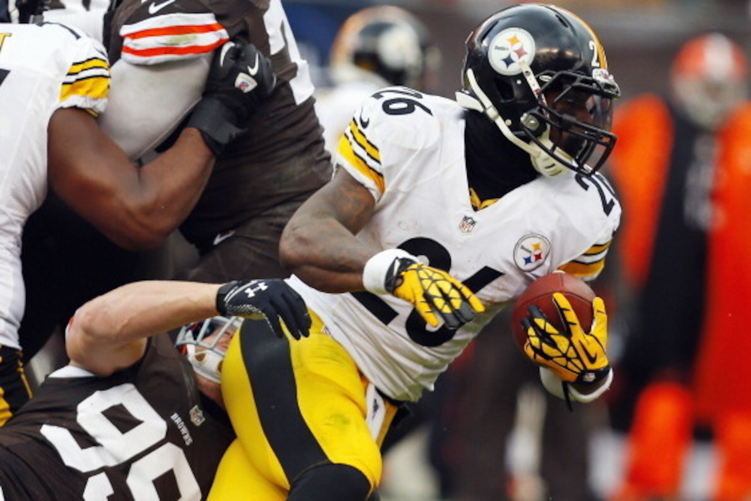CLEVELAND, OH - NOVEMBER 24:  Running back Le'Veon Bell #26 of the Pittsburgh Steelers runs the ball by linebacker Paul Kruger #99 of the Cleveland Browns at FirstEnergy Stadium on November 24, 2013 in Cleveland, Ohio.  (Photo by Matt Sullivan/Getty Image