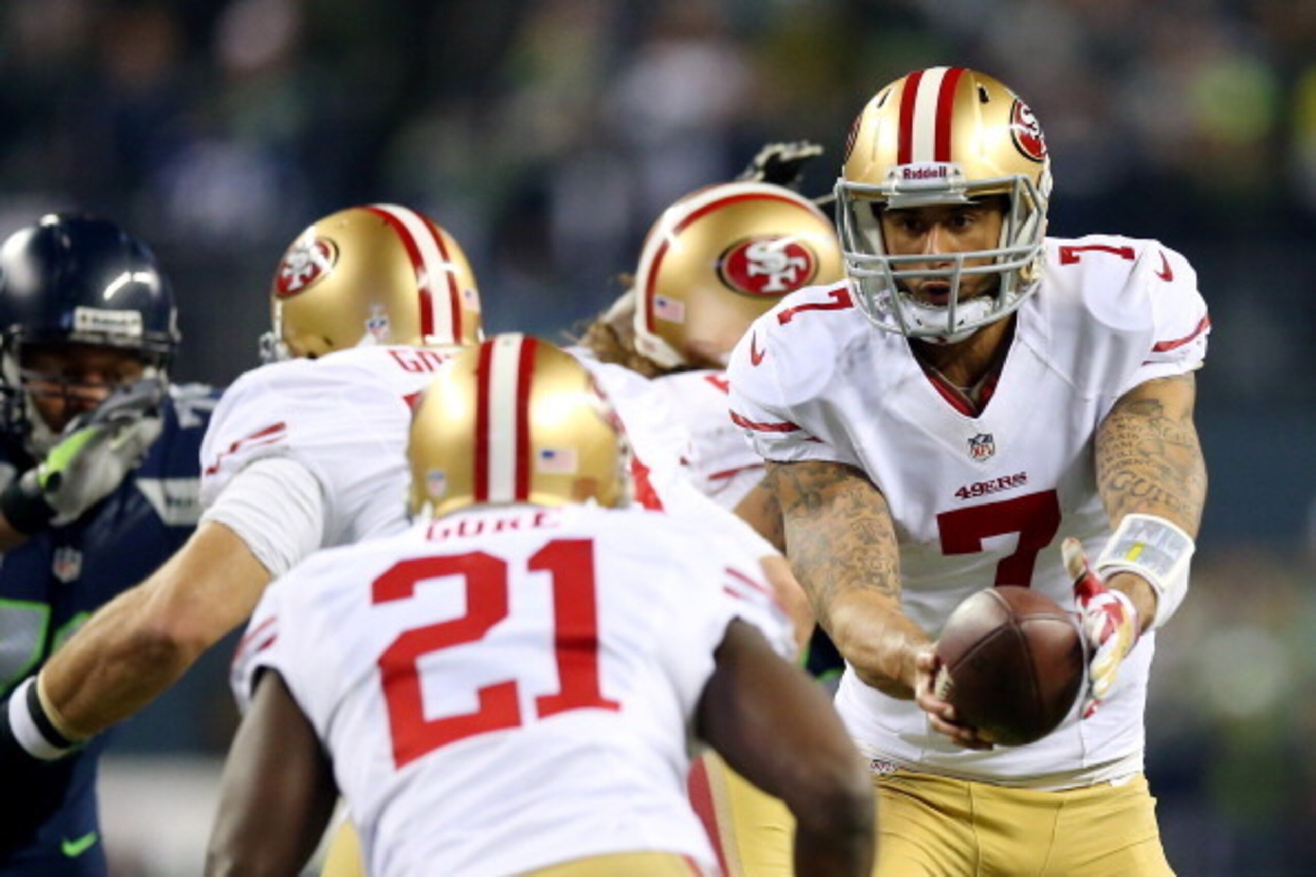 SEATTLE, WA - JANUARY 19: Quarterback Colin Kaepernick #7 hands the ball off to running back Frank Gore #21 of the San Francisco 49ers against the Seattle Seahawks during the 2014 NFC Championship at CenturyLink Field on January 19, 2014 in Seattle, Washi