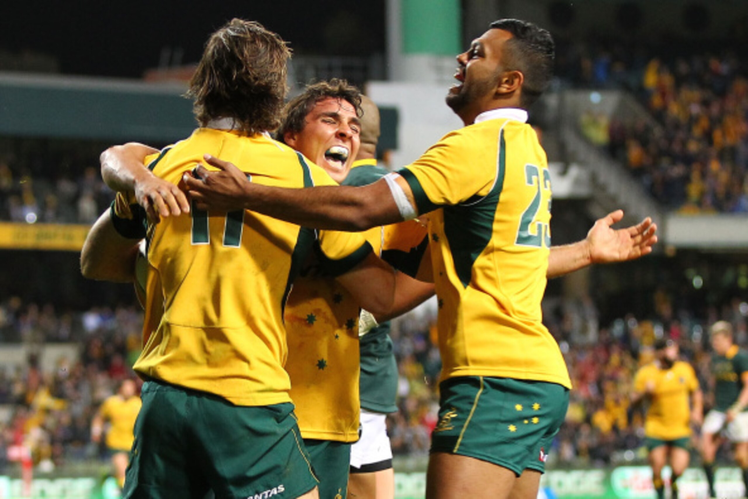 PERTH, AUSTRALIA - SEPTEMBER 06: Rob Horne of the Wallabies is congratulated by team mates Nick Phipps and Kurtley Beale after scoring a try during The Rugby Championship match between the Australian Wallabies and the South African Springboks at Patersons PERTH, AUSTRALIA - SEPTEMBER 06: Rob Horne of the Wallabies is congratulated by team mates Nick Phipps and Kurtley Beale after scoring a try during The Rugby Championship match between the Australian Wallabies and the South African Springboks at Patersons