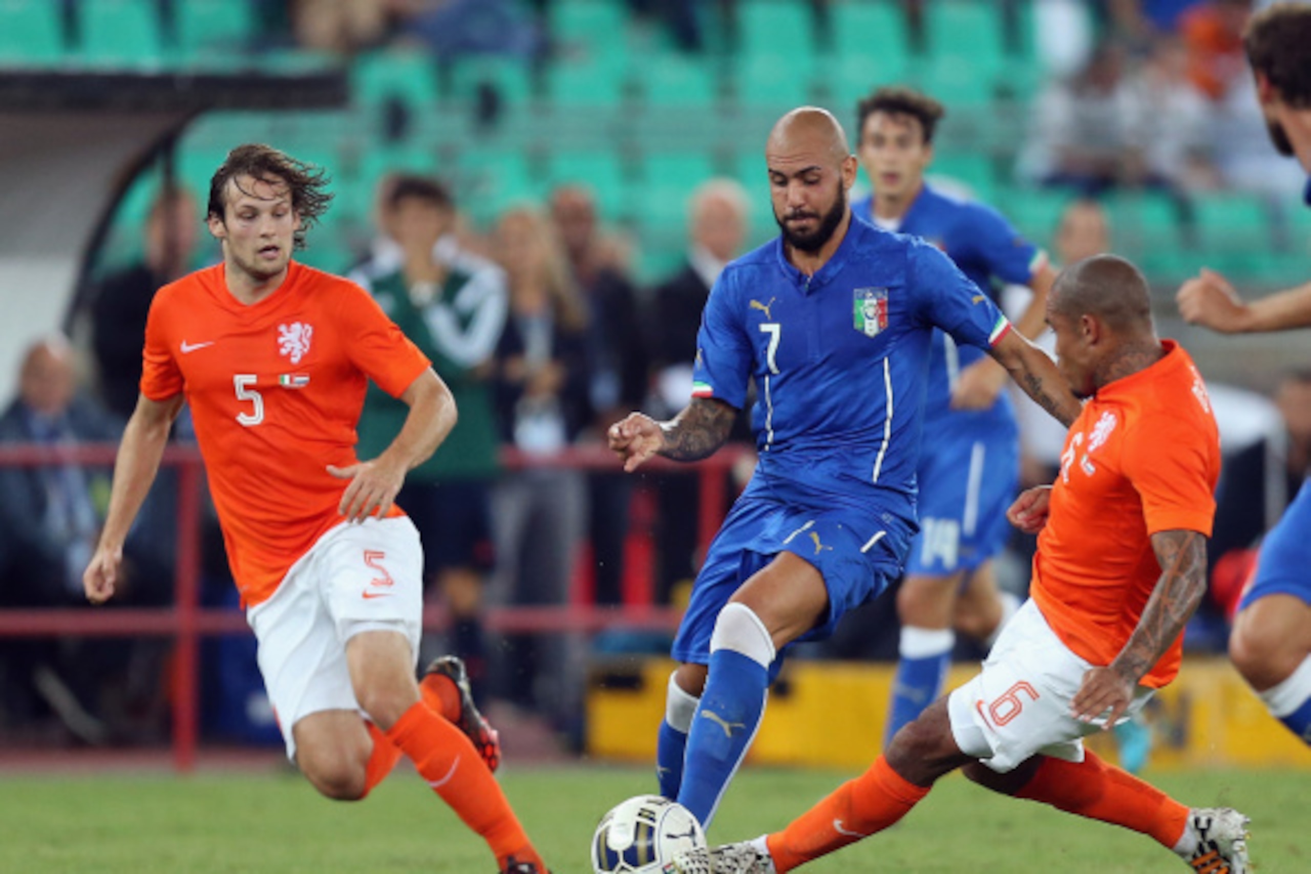 BARI, ITALY - SEPTEMBER 04: Simone Zaza (C) of Italy competes for the ball with Nigel De Jong of Netherlands during the international friendly match between Italy and Nethrerlands at Stadio San Nicola on September 4, 2014 in Bari, Italy. (Photo by Mauri BARI, ITALY - SEPTEMBER 04: Simone Zaza (C) of Italy competes for the ball with Nigel De Jong of Netherlands during the international friendly match between Italy and Nethrerlands at Stadio San Nicola on September 4, 2014 in Bari, Italy. (Photo by Mauri