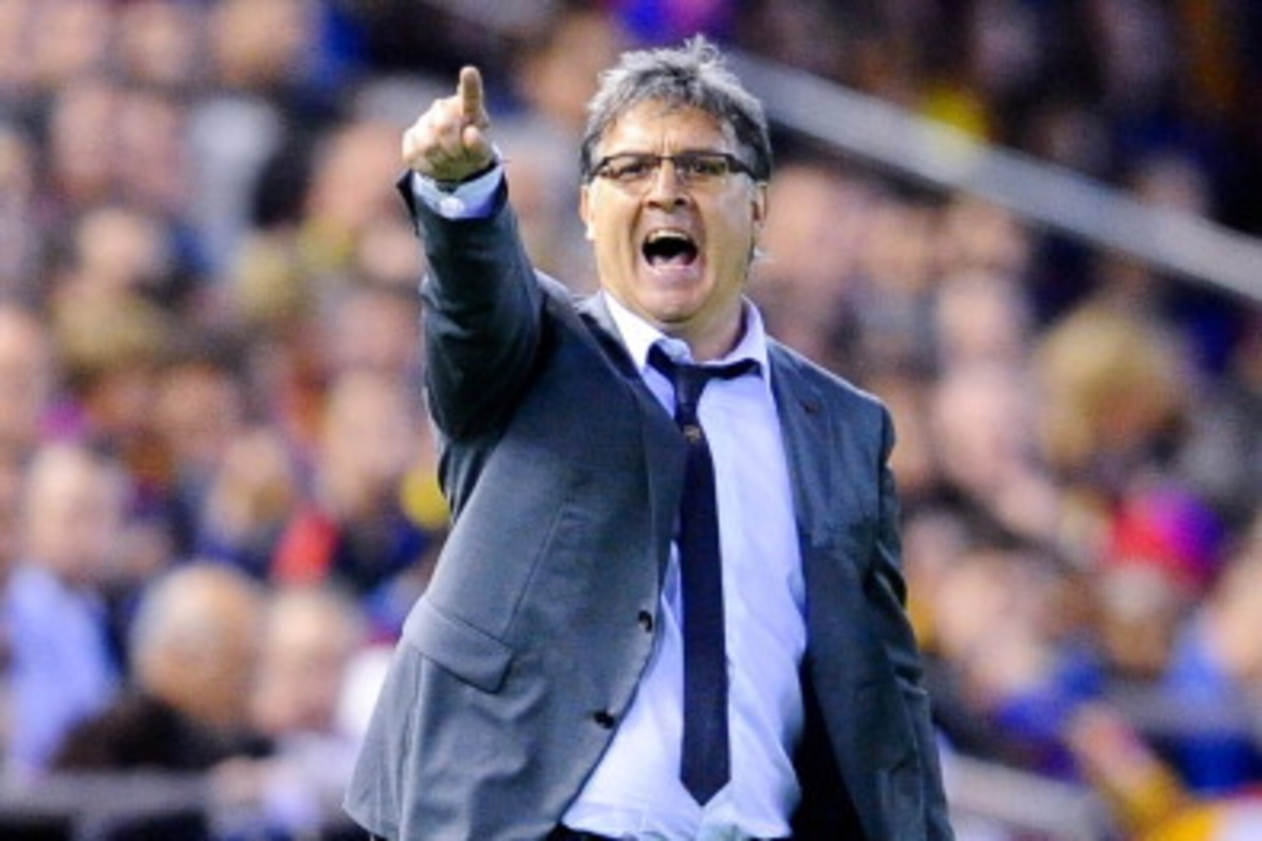 VALENCIA, SPAIN - APRIL 16: Head coach Gerardo 'Tata' Martino of FC Barcelona directs his players during the Copa del Rey Final between Real Madrid and FC Barcelona at Estadio Mestalla on April 16, 2014 in Valencia, Spain. (Photo by David Ramos/Getty Ima VALENCIA, SPAIN - APRIL 16: Head coach Gerardo 'Tata' Martino of FC Barcelona directs his players during the Copa del Rey Final between Real Madrid and FC Barcelona at Estadio Mestalla on April 16, 2014 in Valencia, Spain. (Photo by David Ramos/Getty Ima