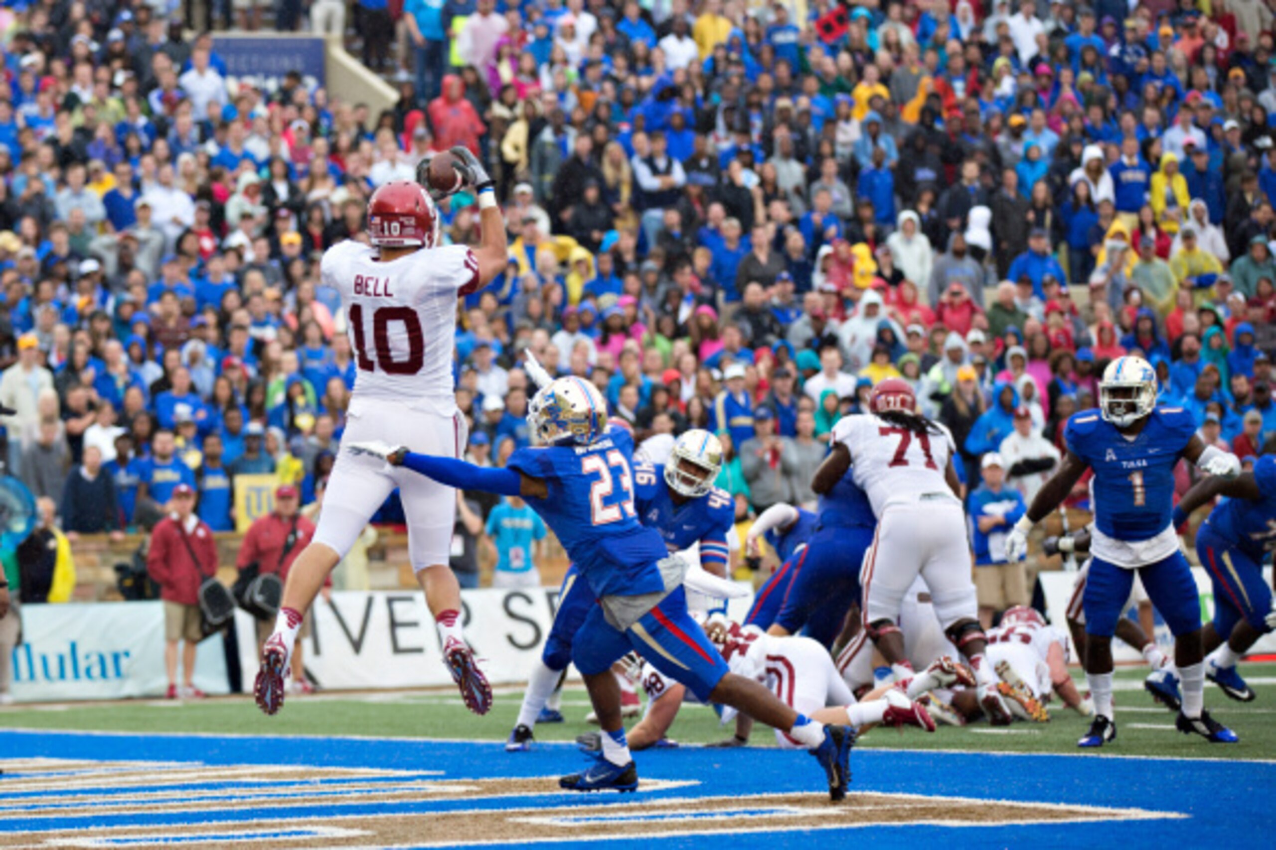 TULSA, OK - SEPTEMBER 6:  Blake Bell #10 of the Oklahoma Sooners catches a touchdown pass against the Tulsa Golden Hurricanes at H.A. Chapman Stadium on September 6, 2014 in Tulsa, Oklahoma.  (Photo by Wesley Hitt/Getty Images)