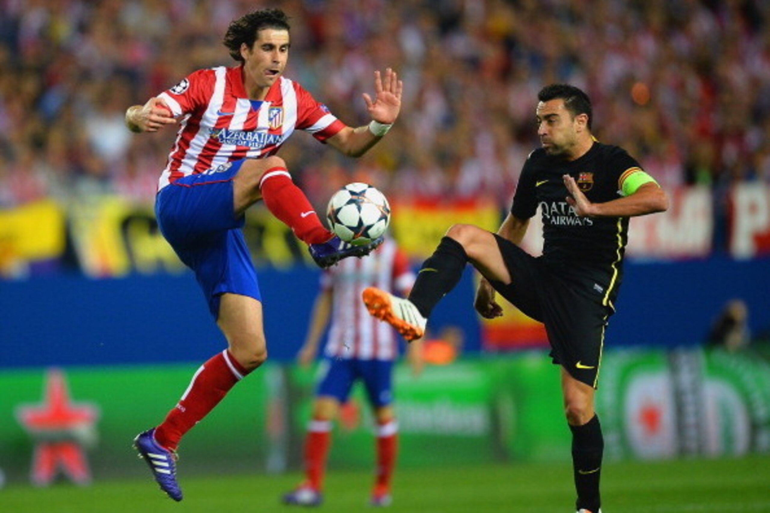 MADRID, SPAIN - APRIL 09:  Tiago of Club Atletico de Madrid controls the ball under pressure from Xavi of Barcelona during the UEFA Champions League Quarter Final second leg match between Club Atletico de Madrid and FC Barcelona at Vicente Calderon Stadiu